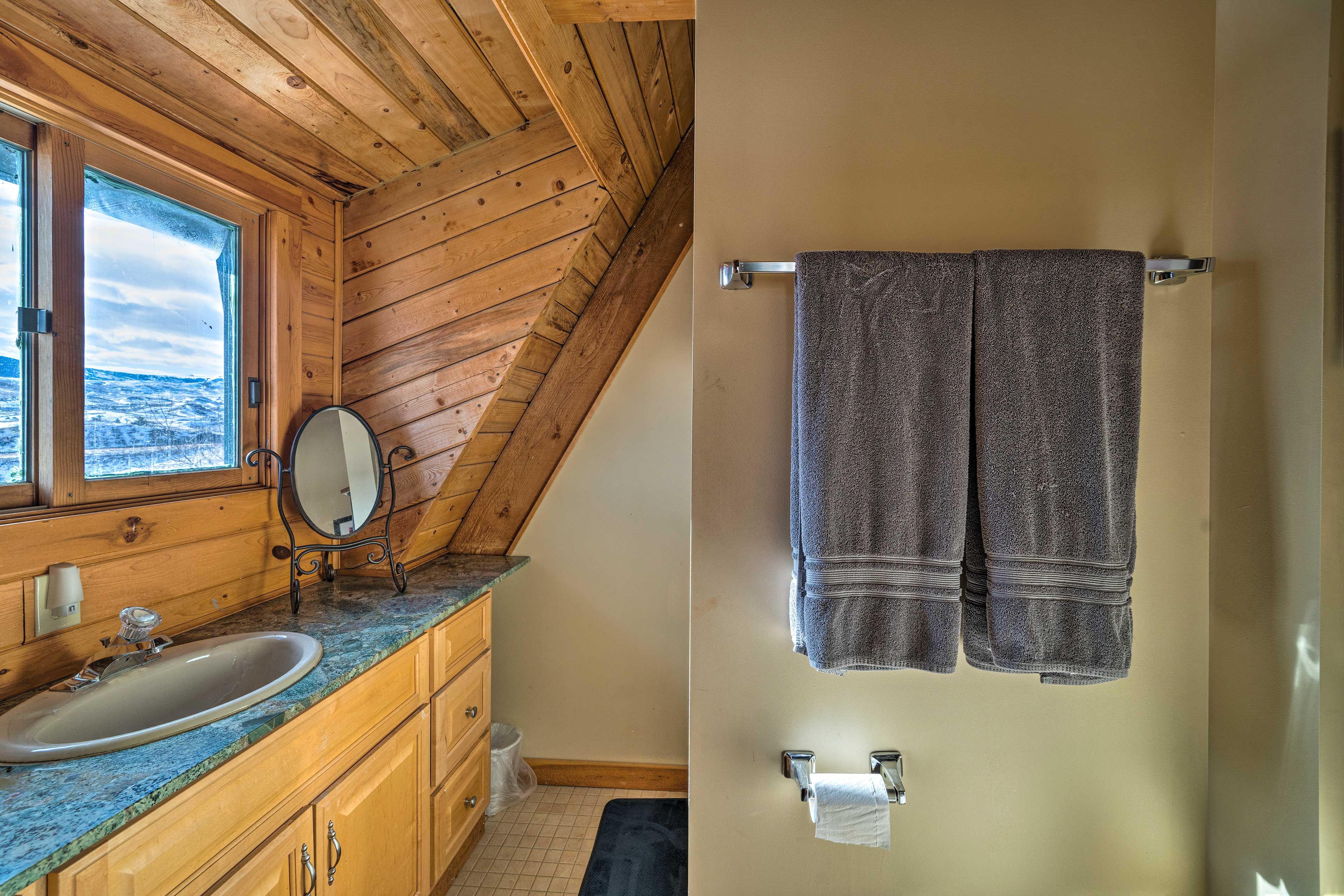 Full Bathroom | Towels Provided