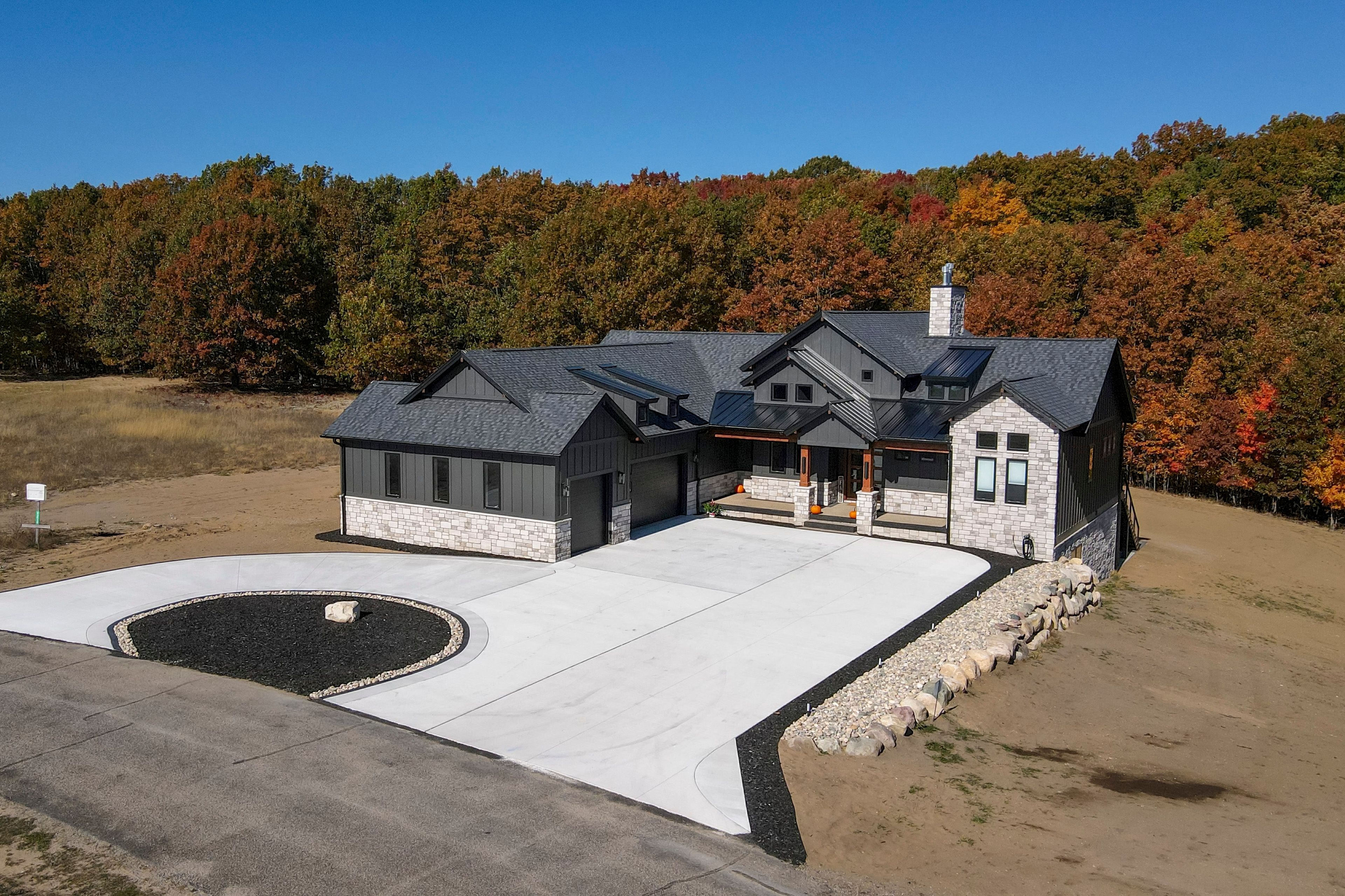 Exterior | Parking | Driveway (6 Vehicles)