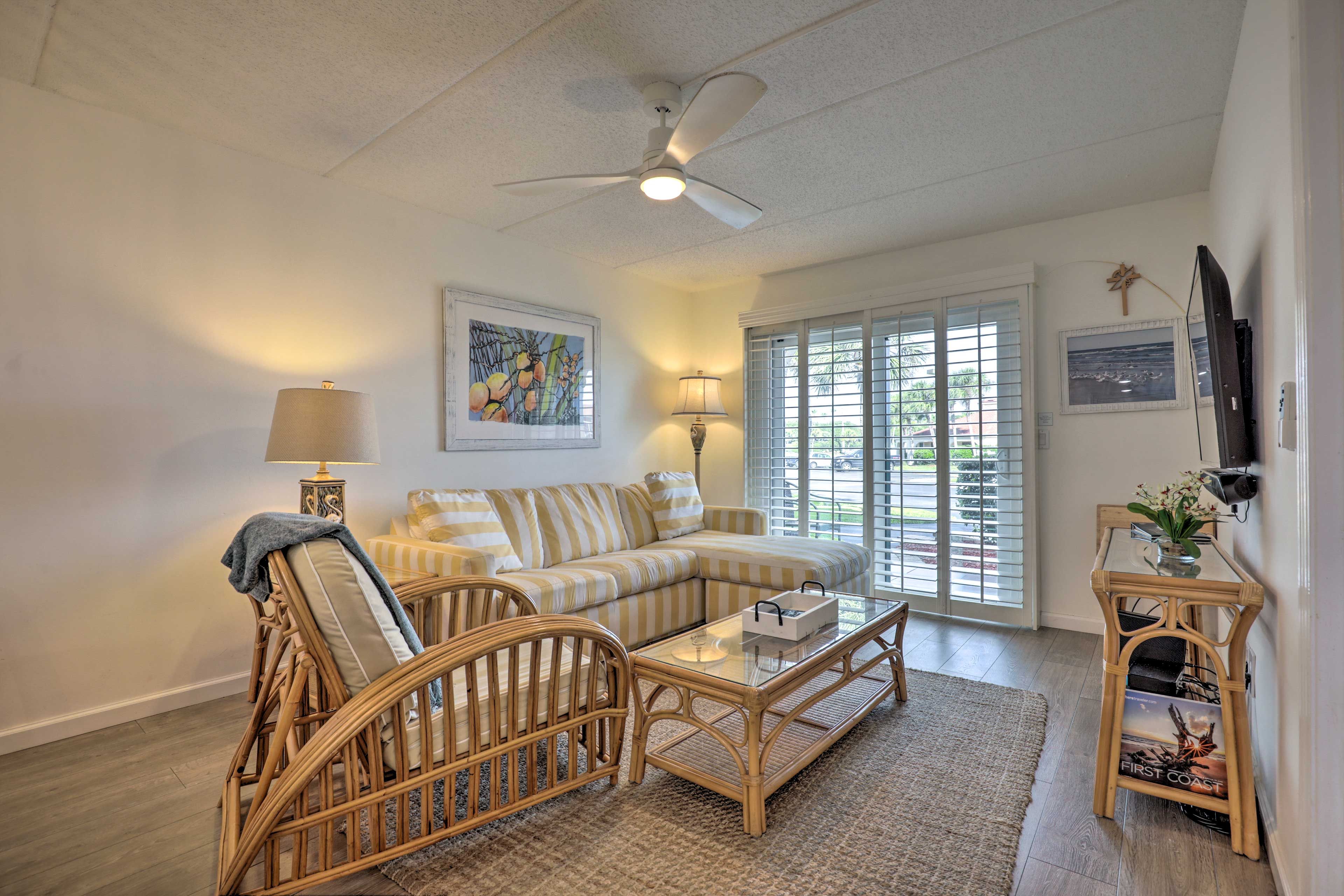 Living Room | Full Sleeper Sofa | Smart TV | Free WiFi