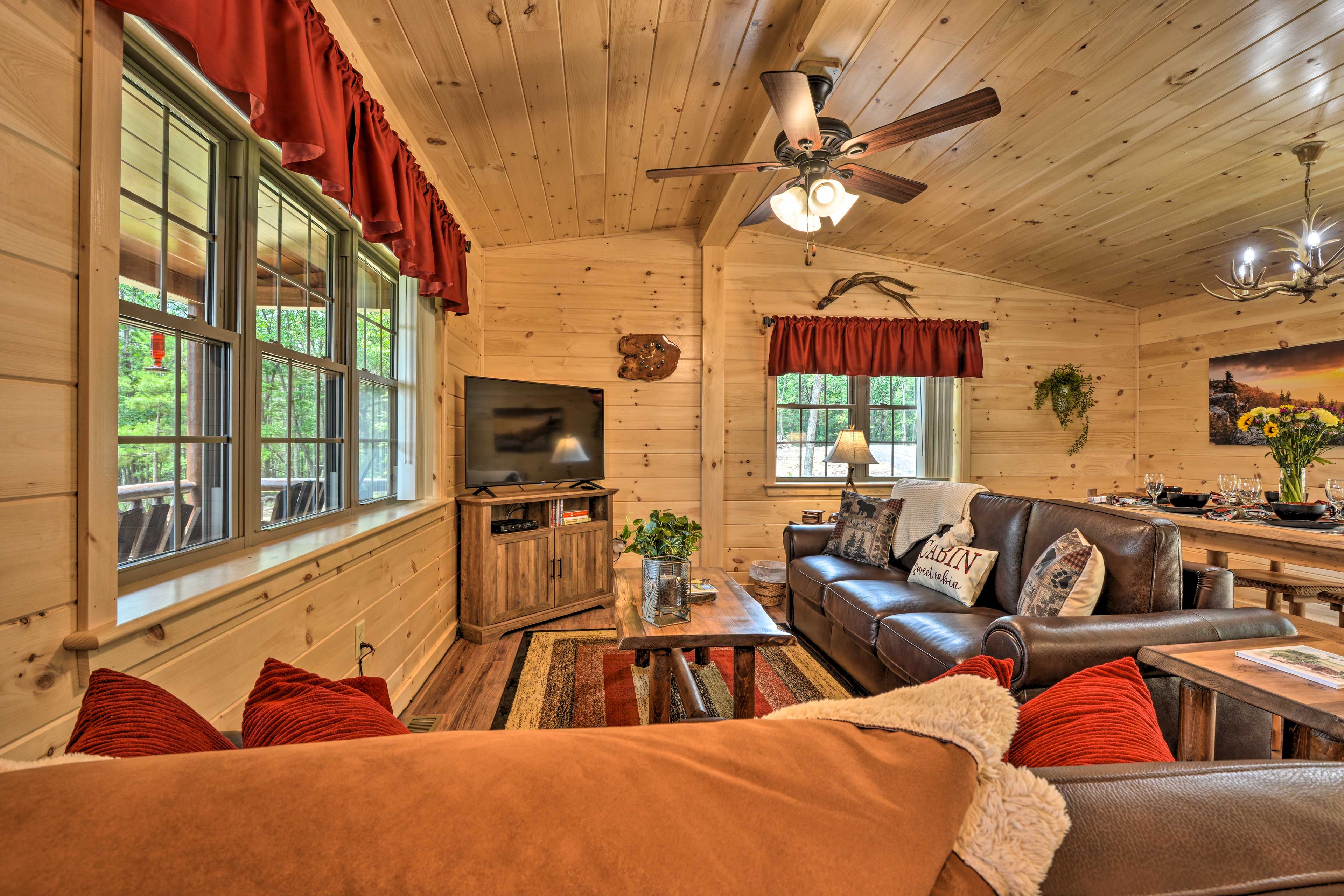 Living Room | Smart TV | Free WiFi | Single-Story Interior