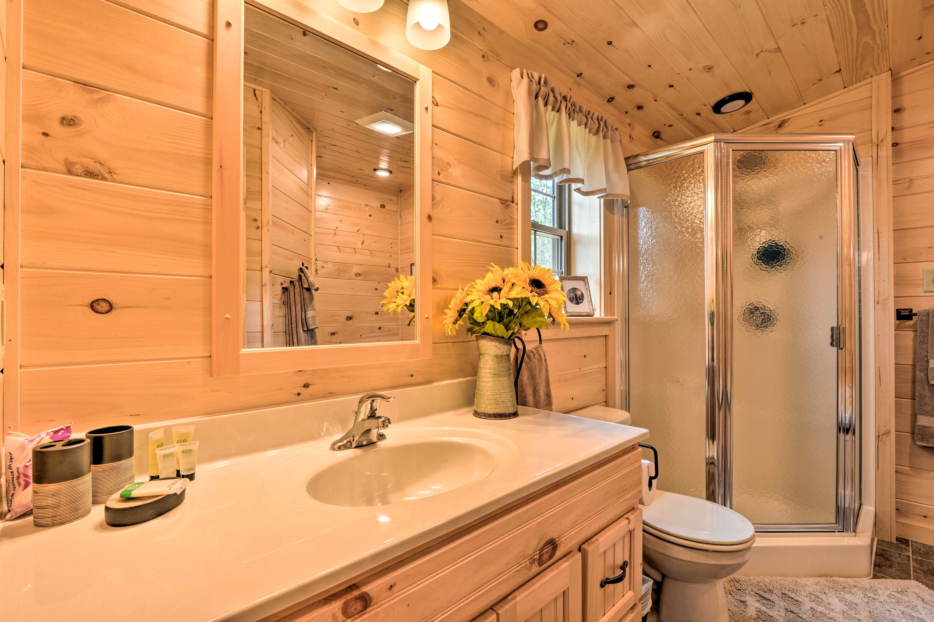 En-Suite Bathroom | Jetted Tub | Hair Dryer