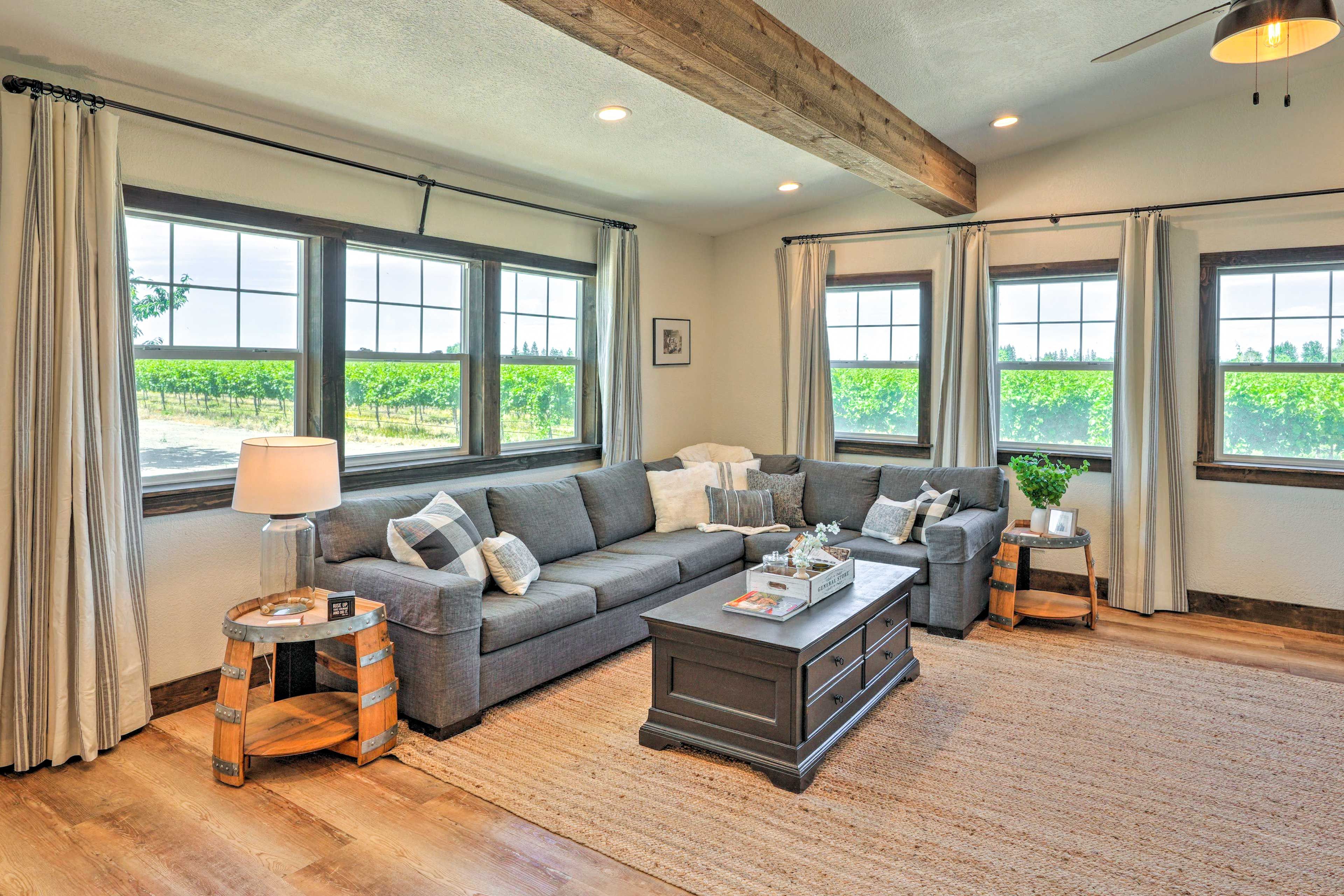 Living Room | Free WiFi | Smart TV | Fireplace