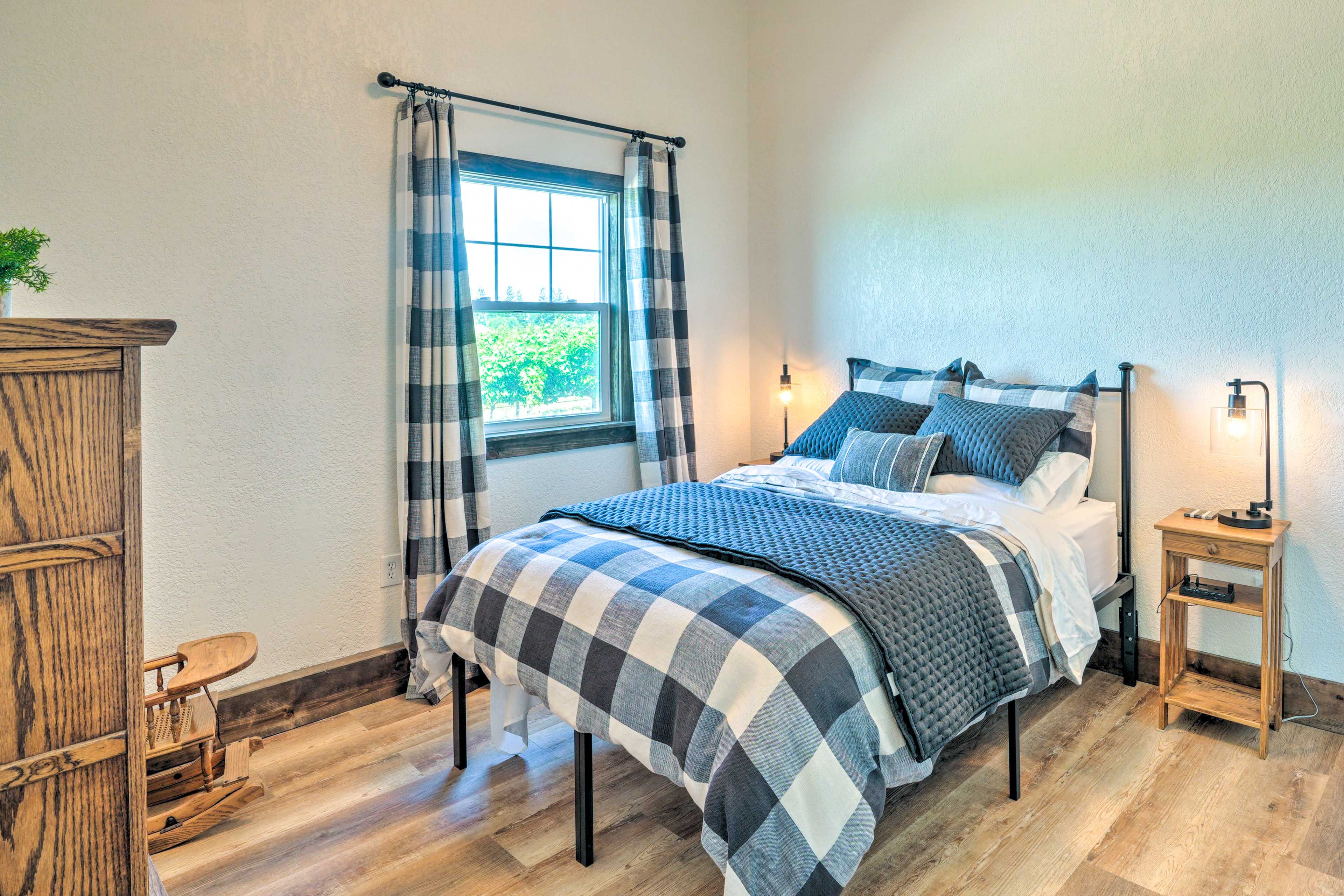 Bedroom 1 | Queen Bed | Laptop-Friendly Desk
