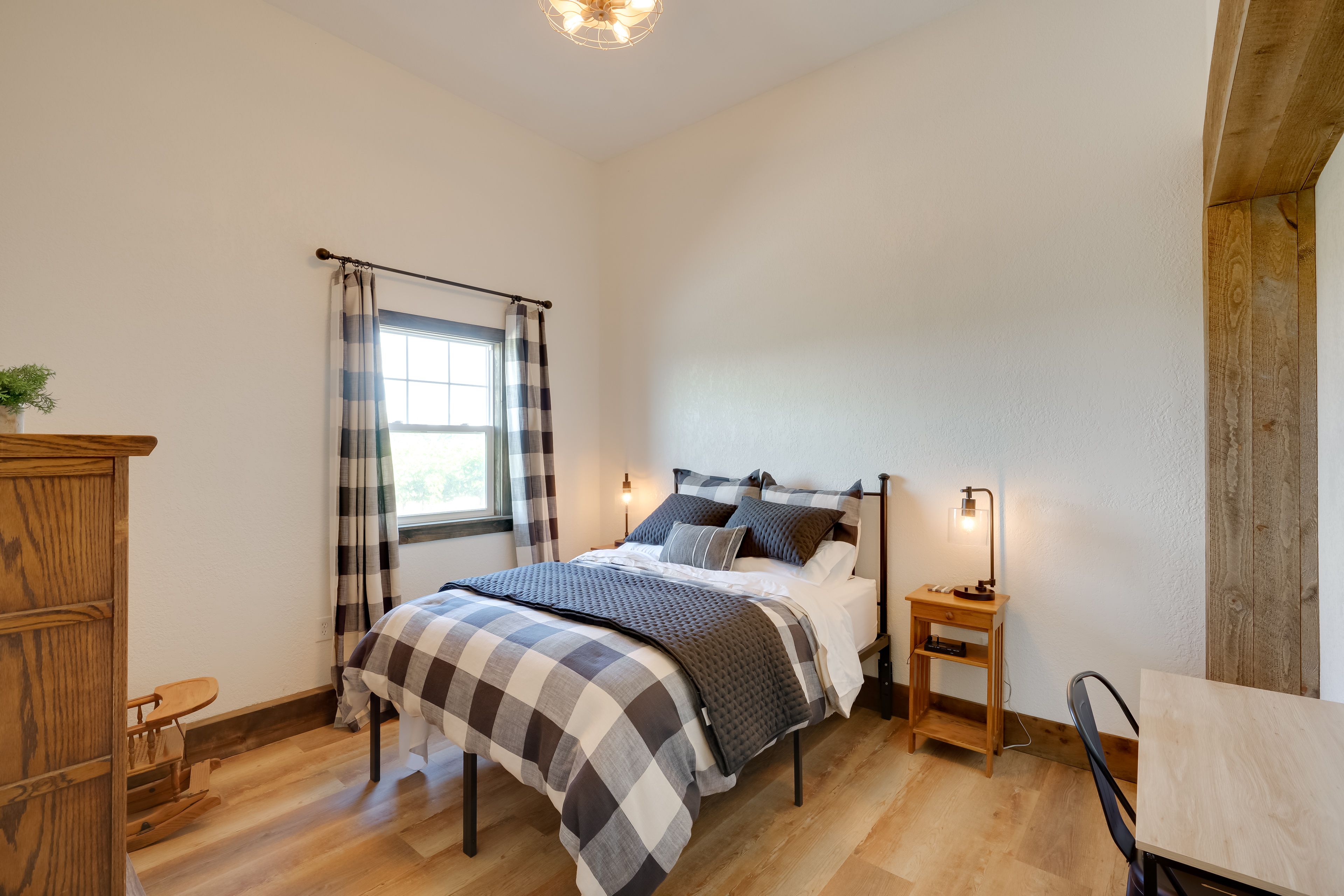 Bedroom 1 | Queen Bed | Laptop-Friendly Desk