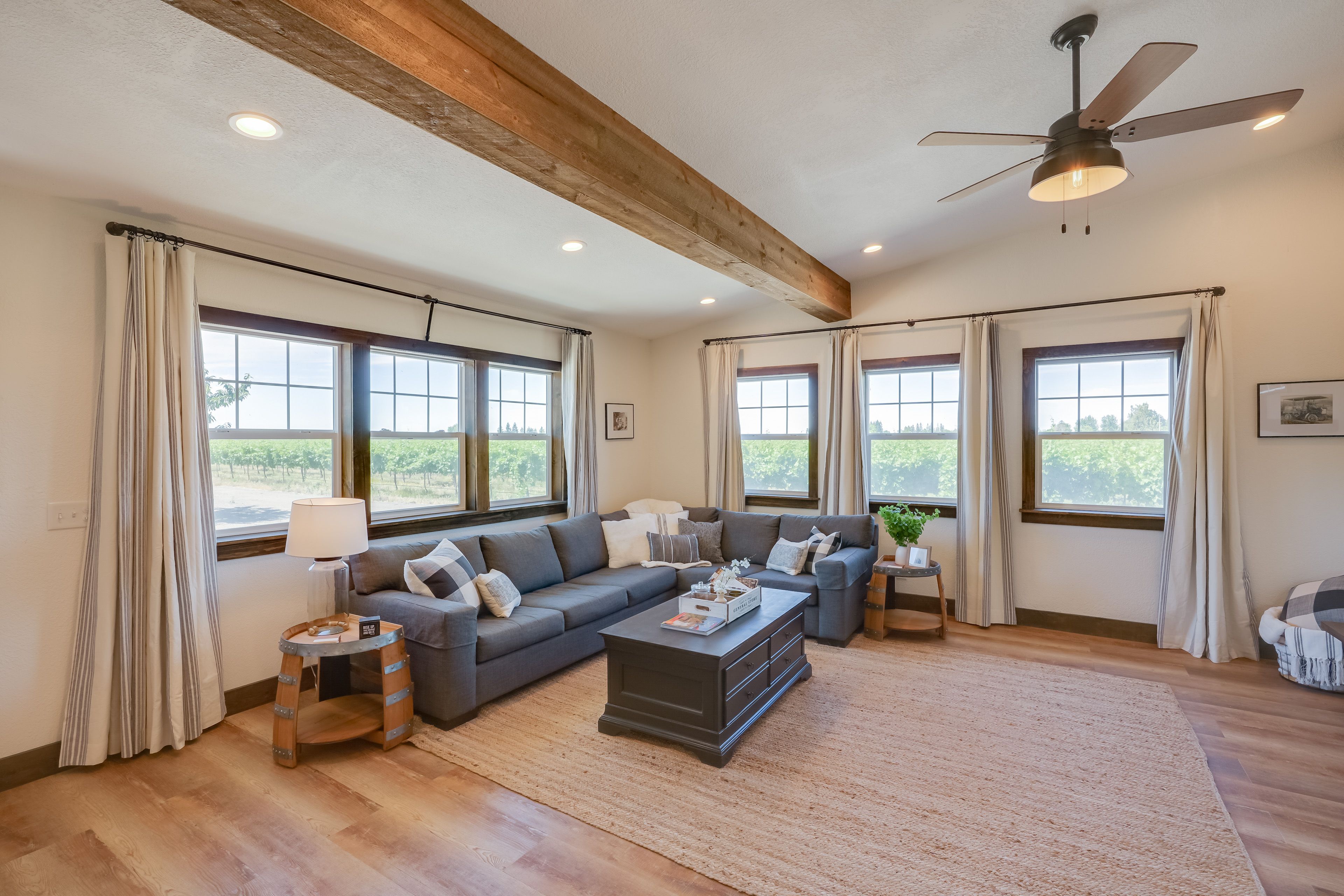 Living Room | Free WiFi | Smart TV | Fireplace