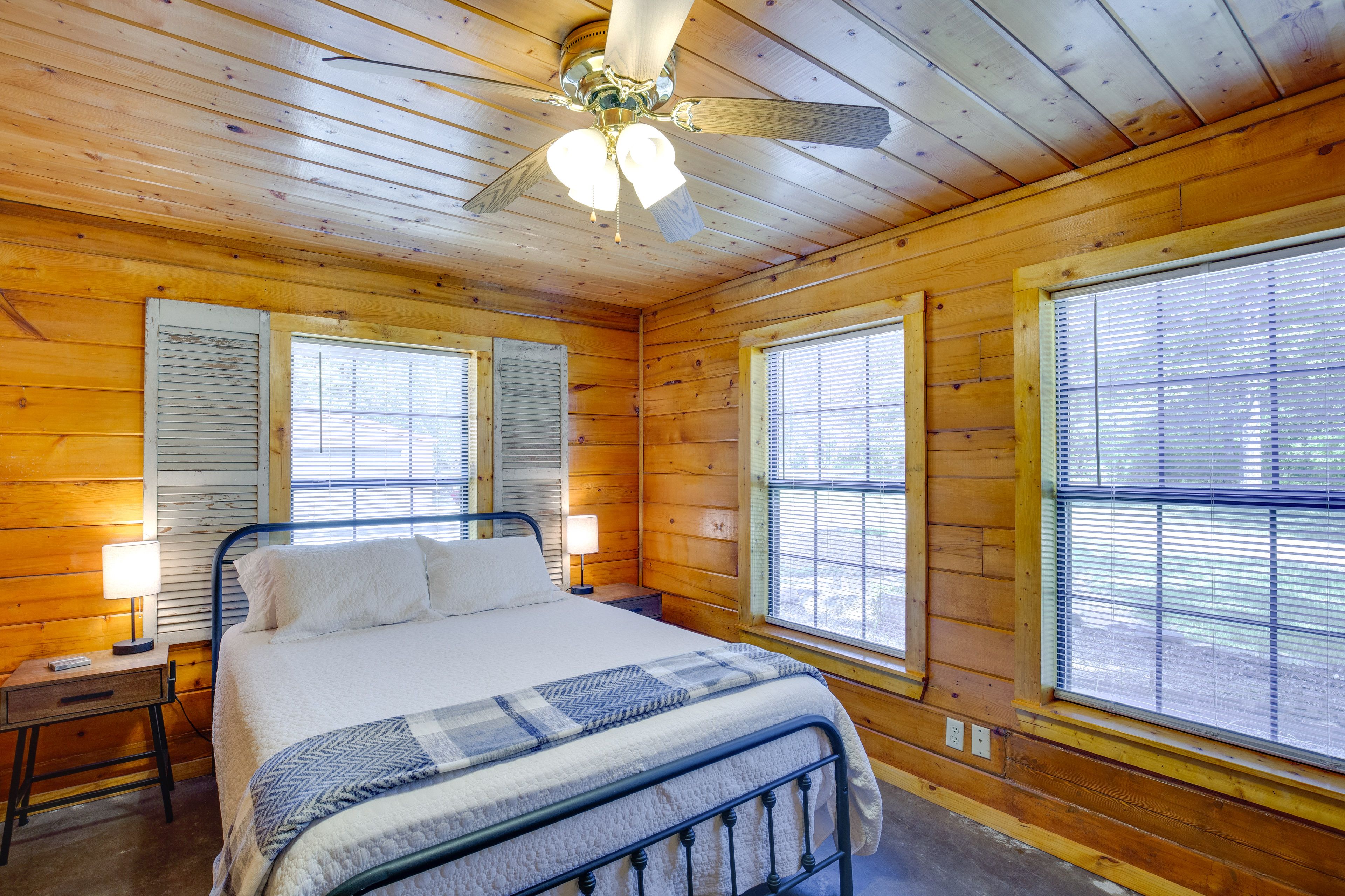 Bedroom 3 | Queen Bed | Smart TV