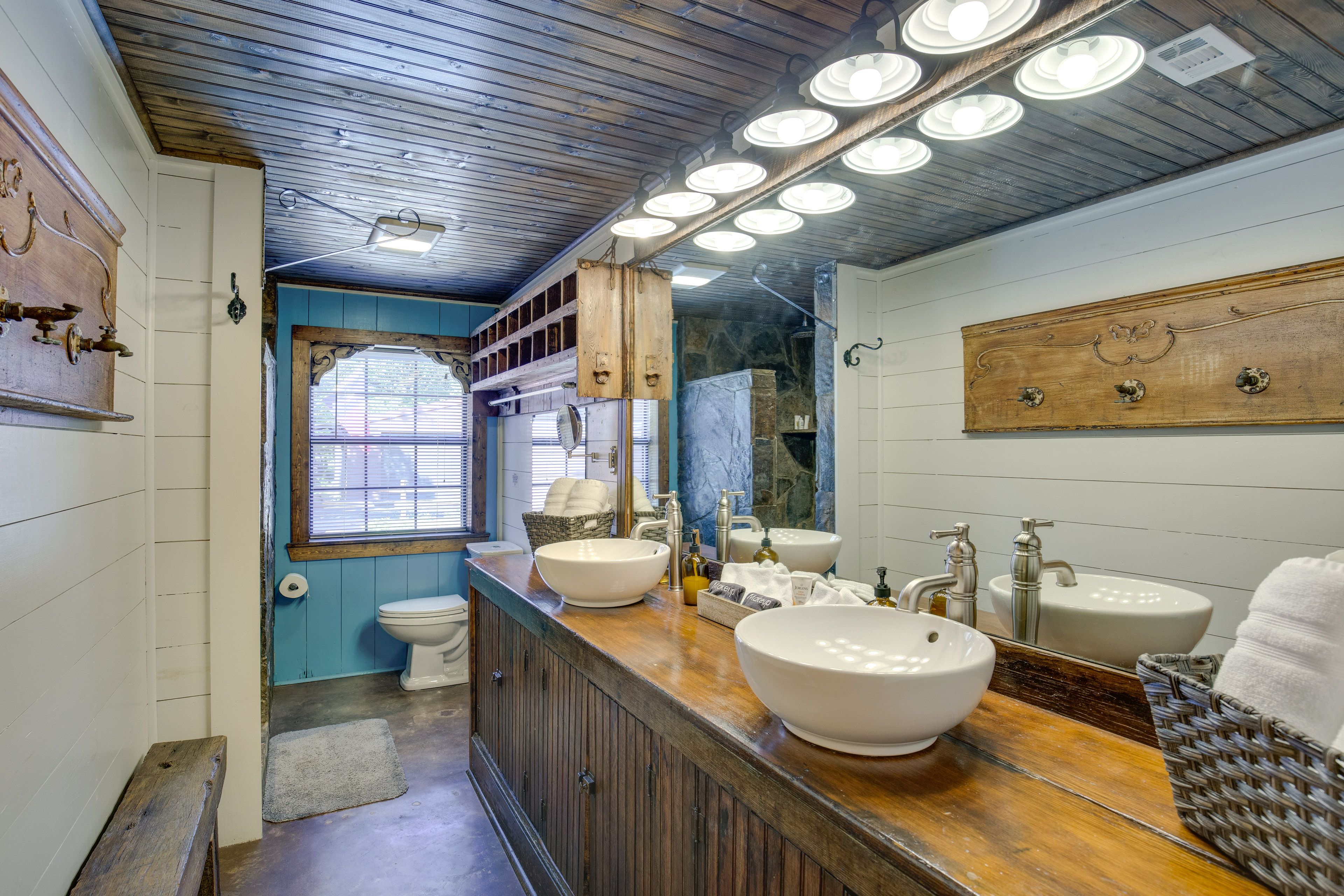 Full Bathroom | Walk-In Shower | Towels Provided