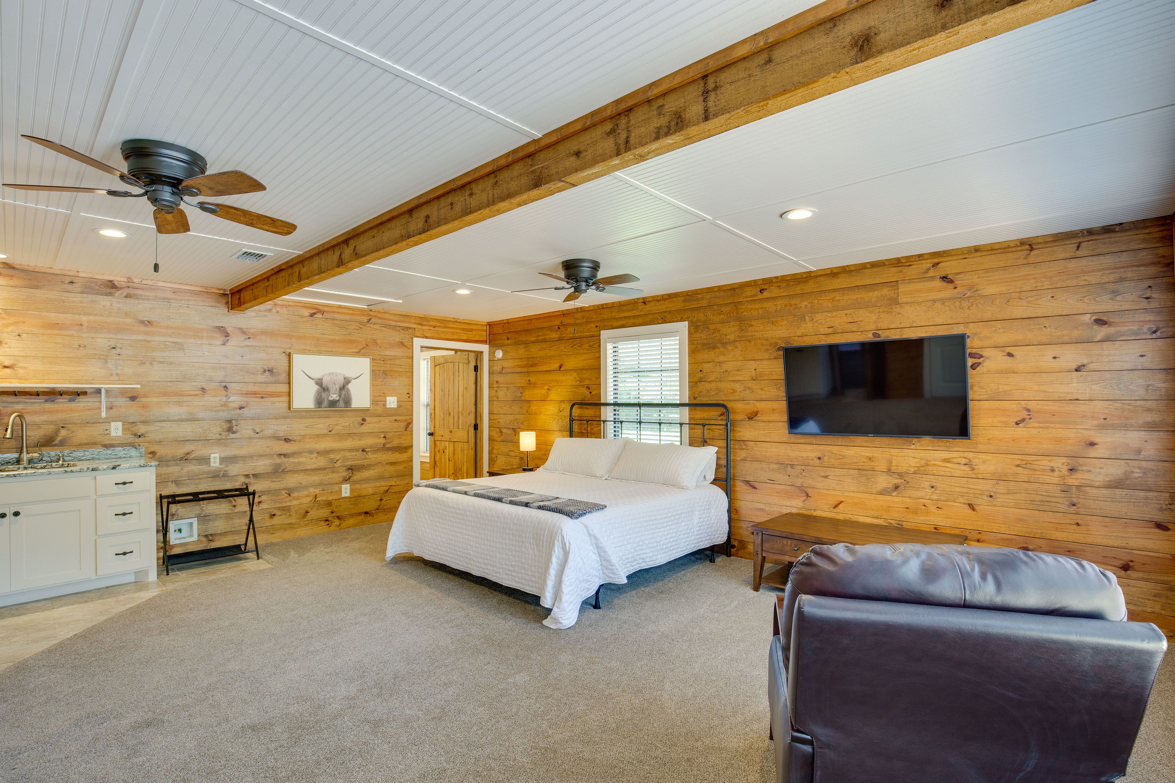 Bedroom 1 | King Bed | Smart TV | Kitchenette | En-Suite Bathroom