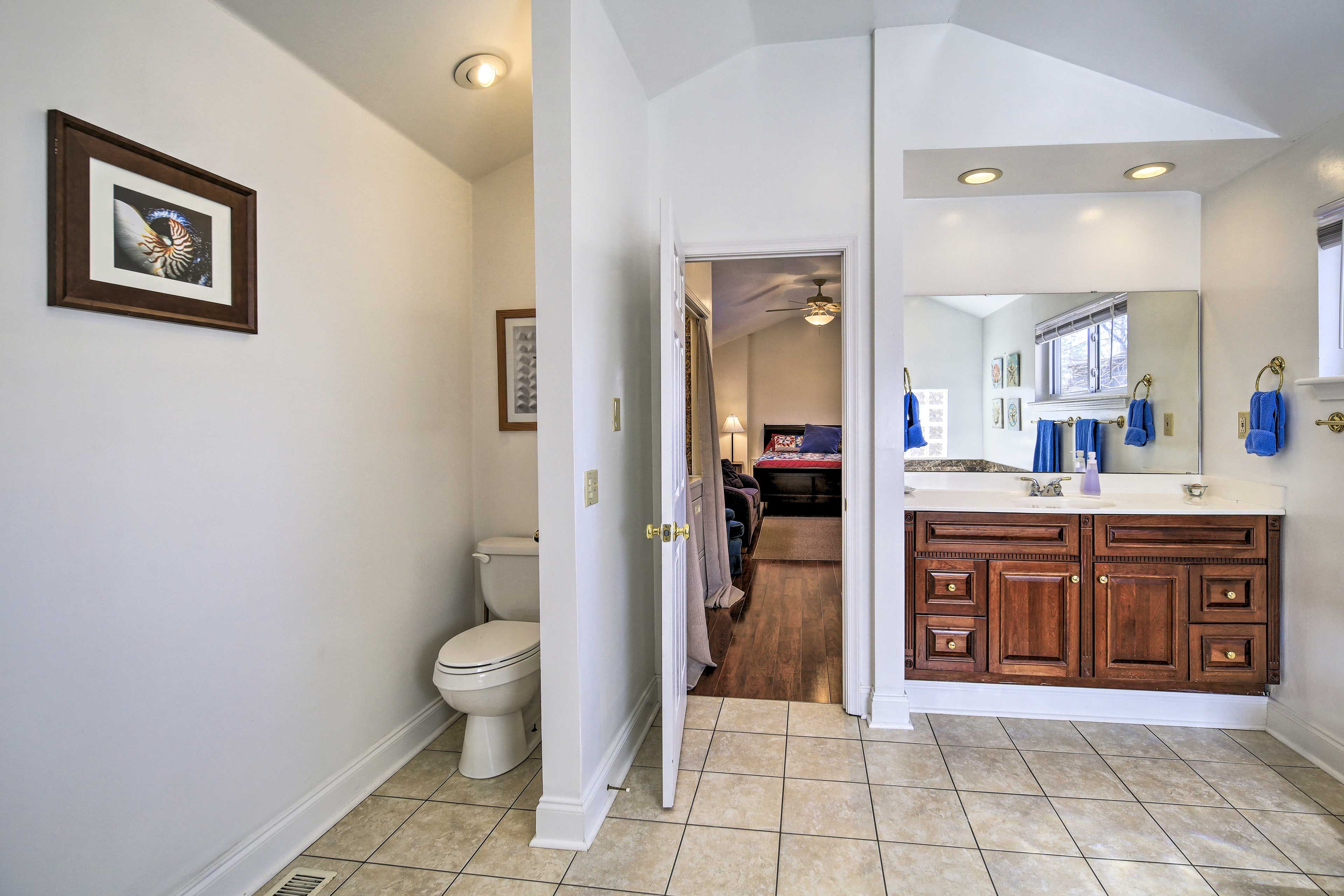 En-Suite Bathroom | Jetted Tub | 2nd Floor