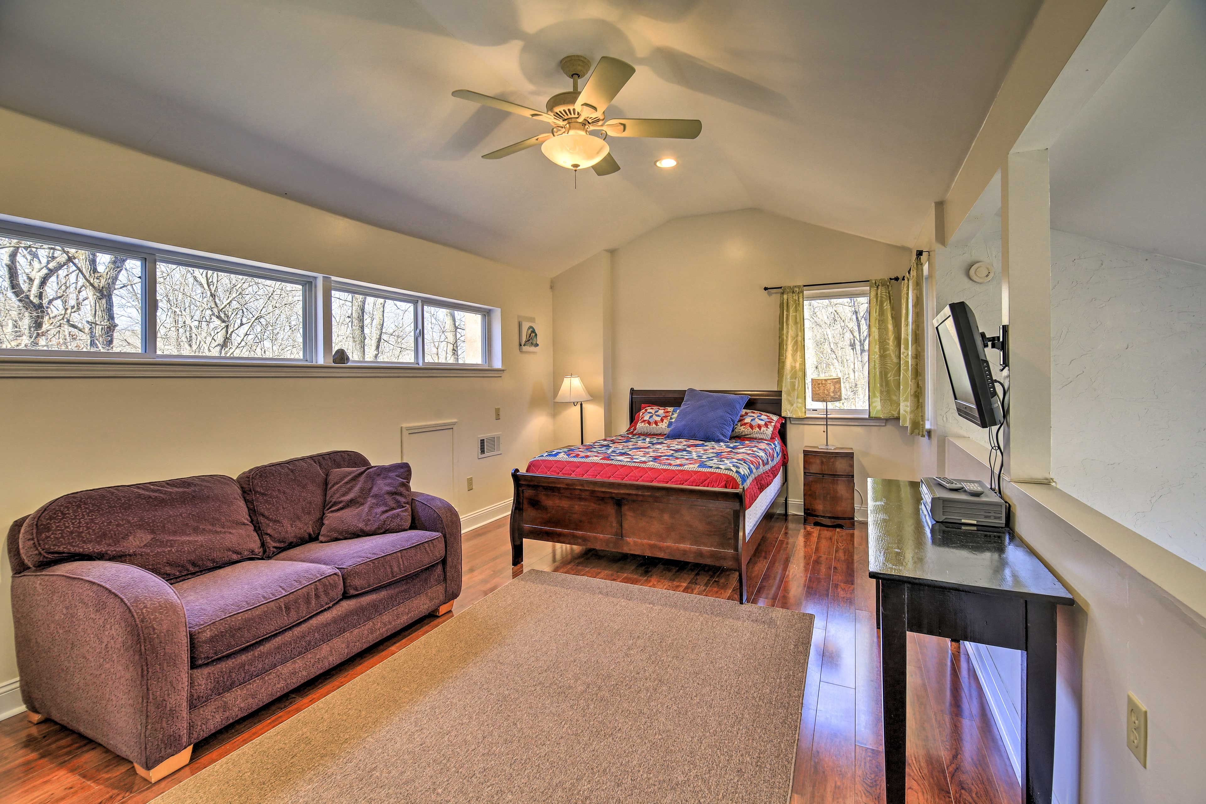 Bedroom 1 (Loft Suite) | Queen Bed | Cable TV | 2nd Floor