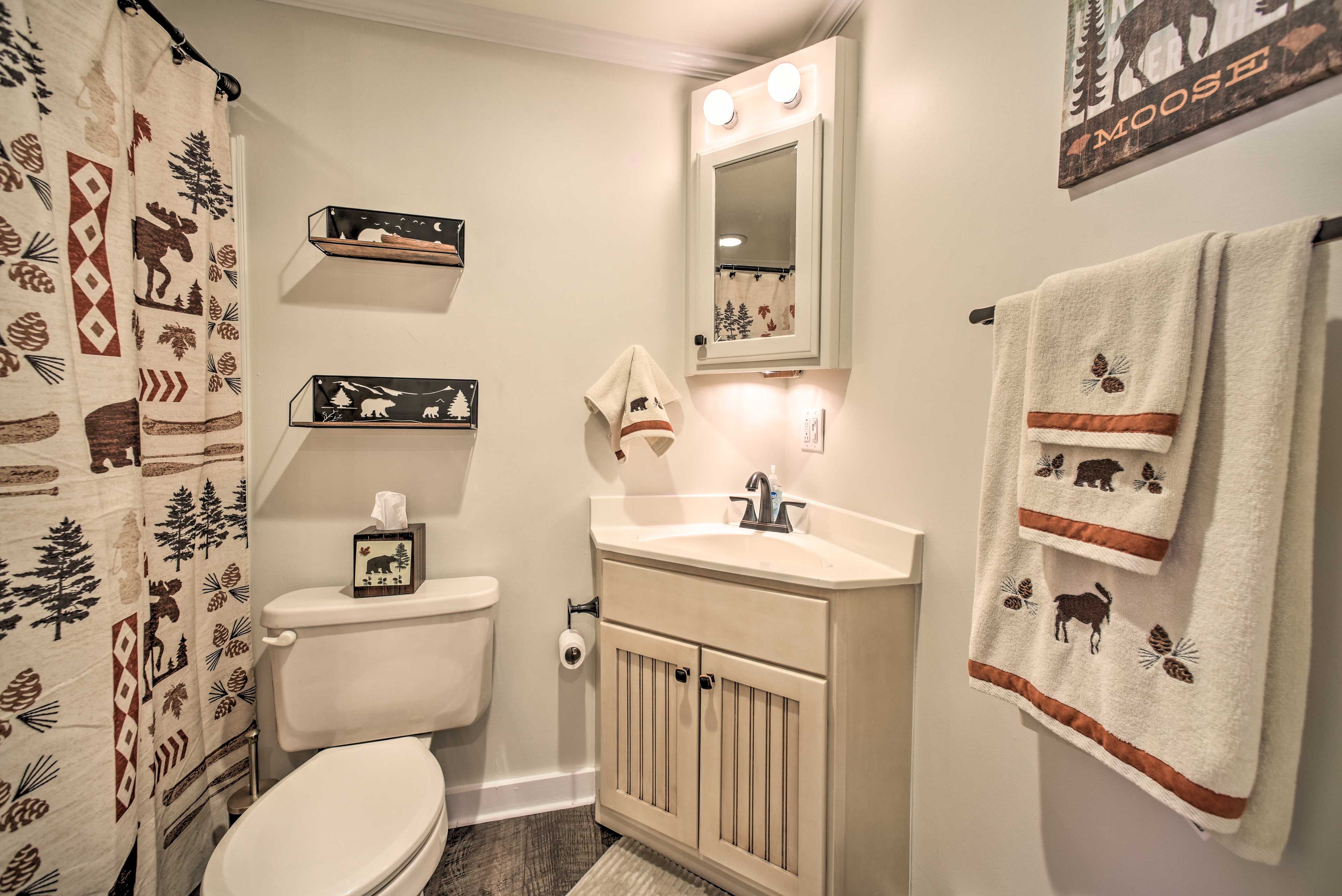 Full Bathroom | 2nd Floor | Complimentary Toiletries