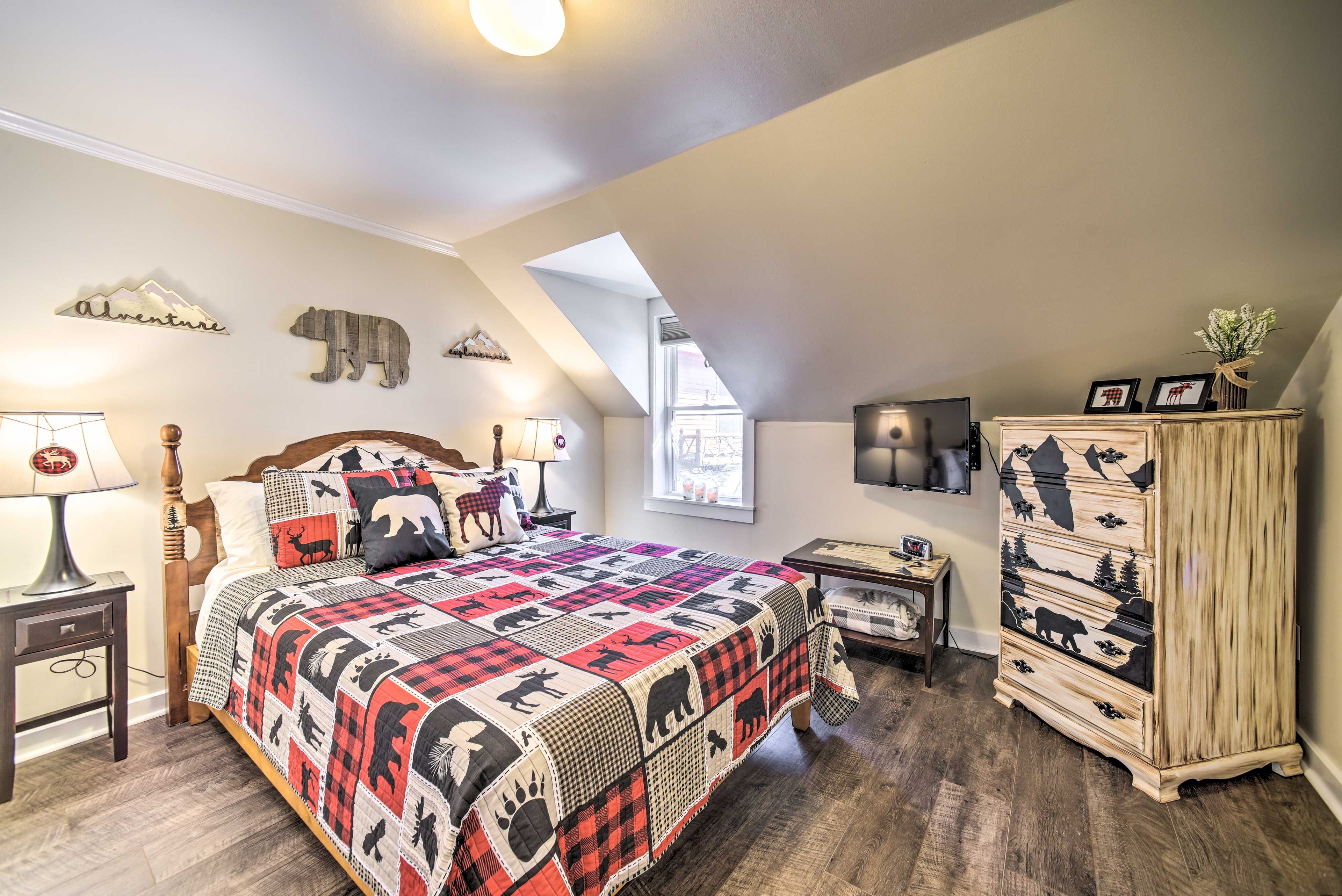 Bedroom 1 | 2nd Floor | Queen Bed