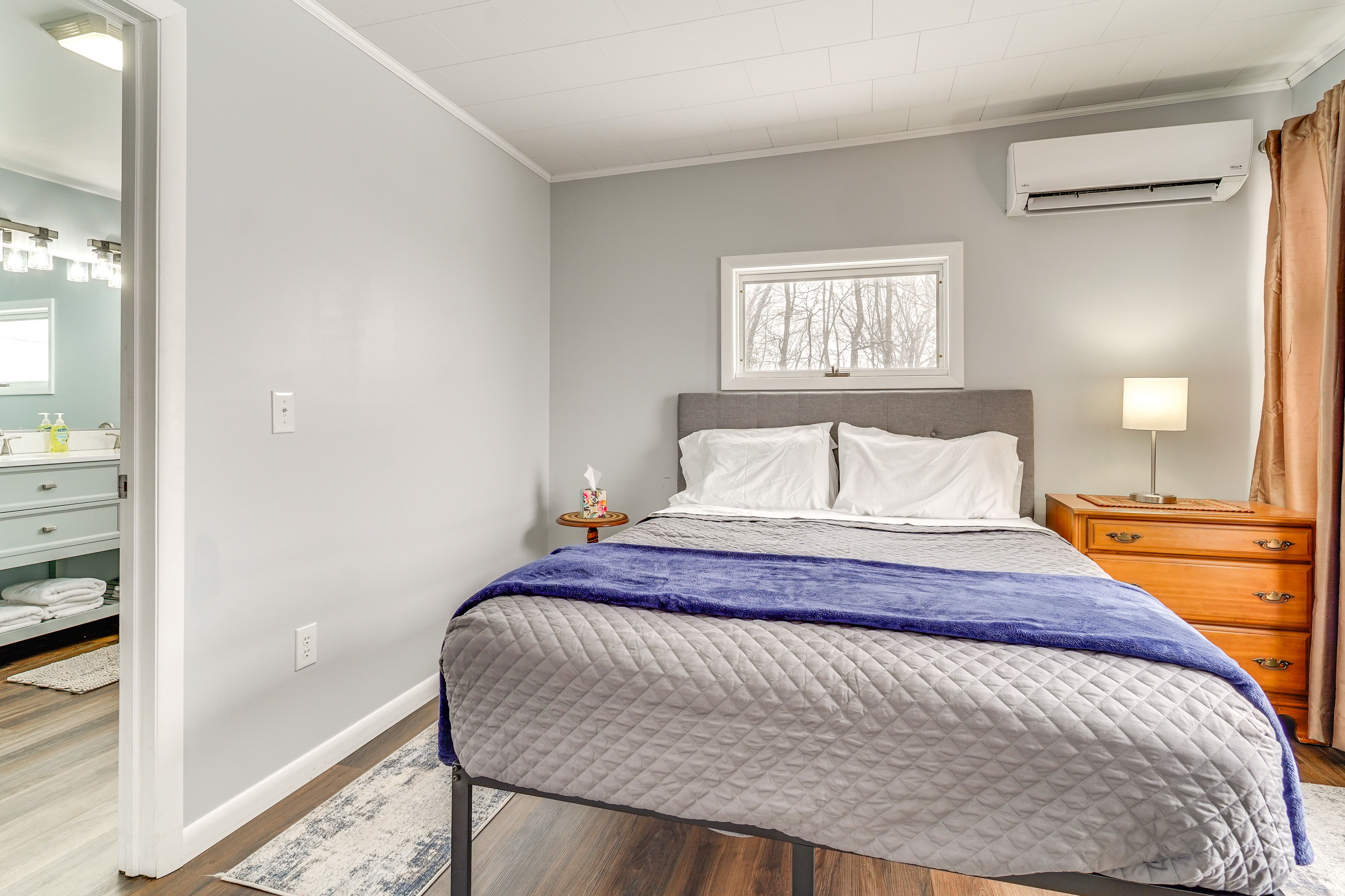 Bedroom 1 | Queen Bed | Main Floor