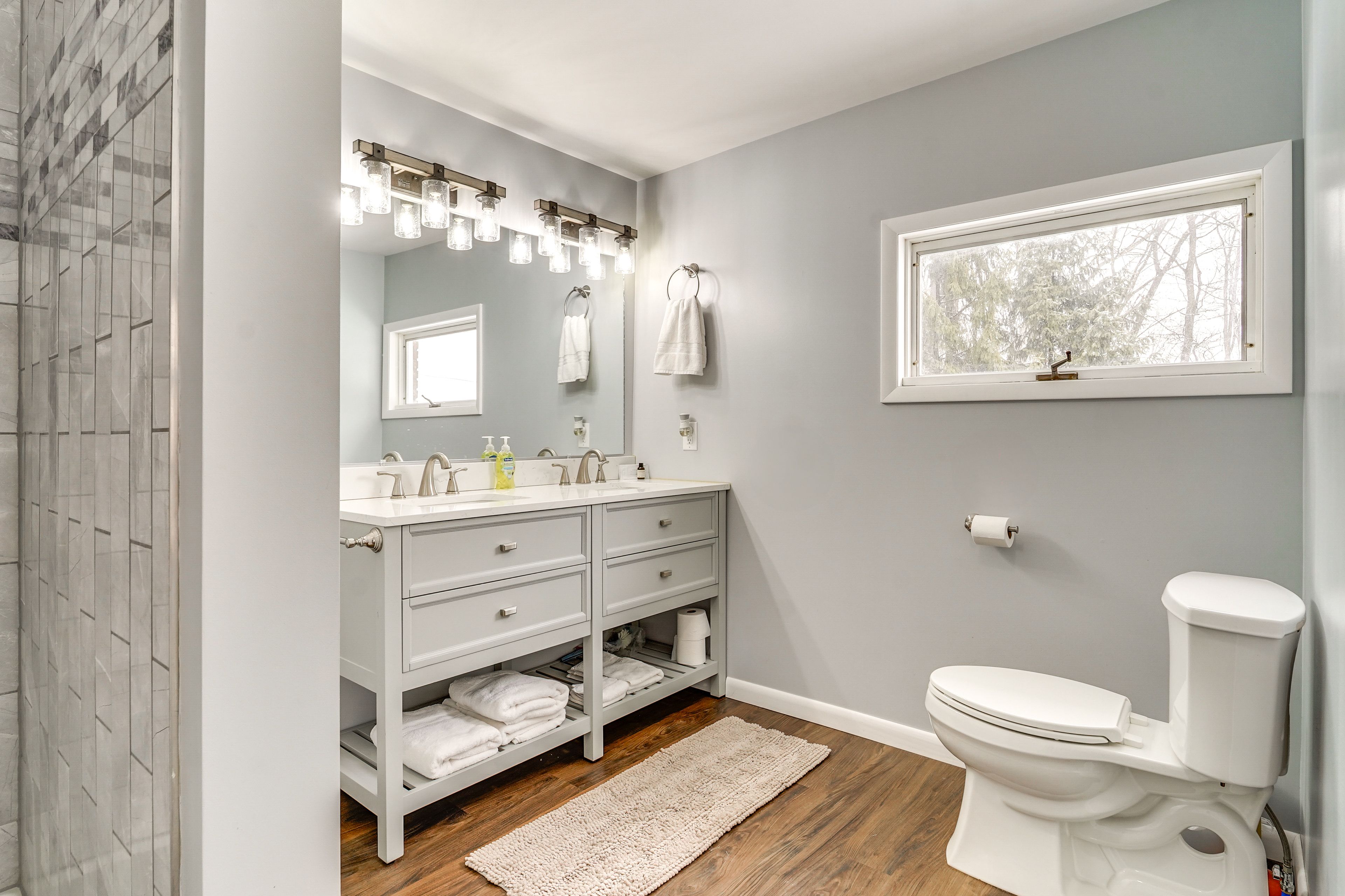 Full Bathroom | Towels Provided | Complimentary Toiletries