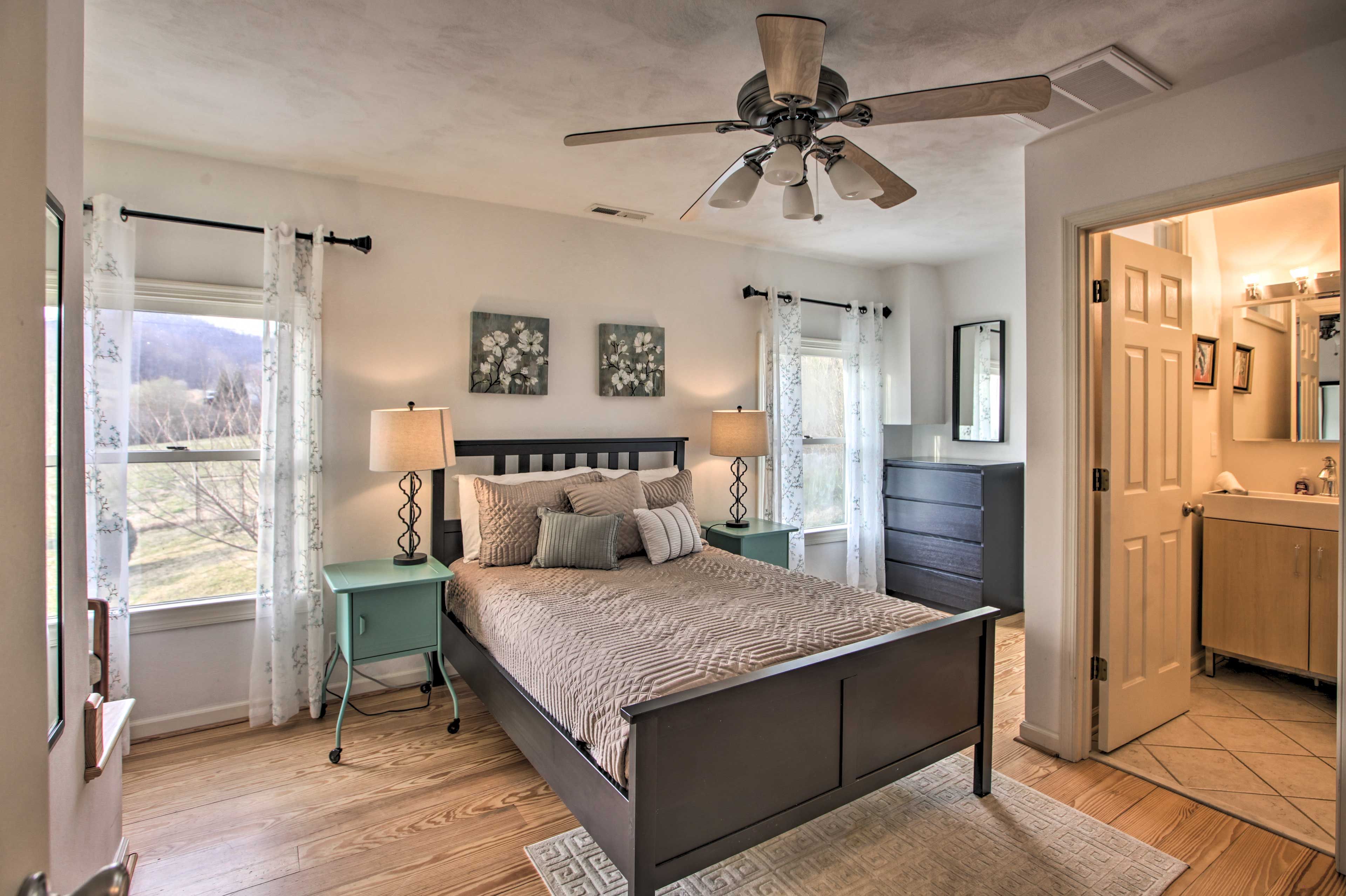 Bedroom 3 | Queen Bed
