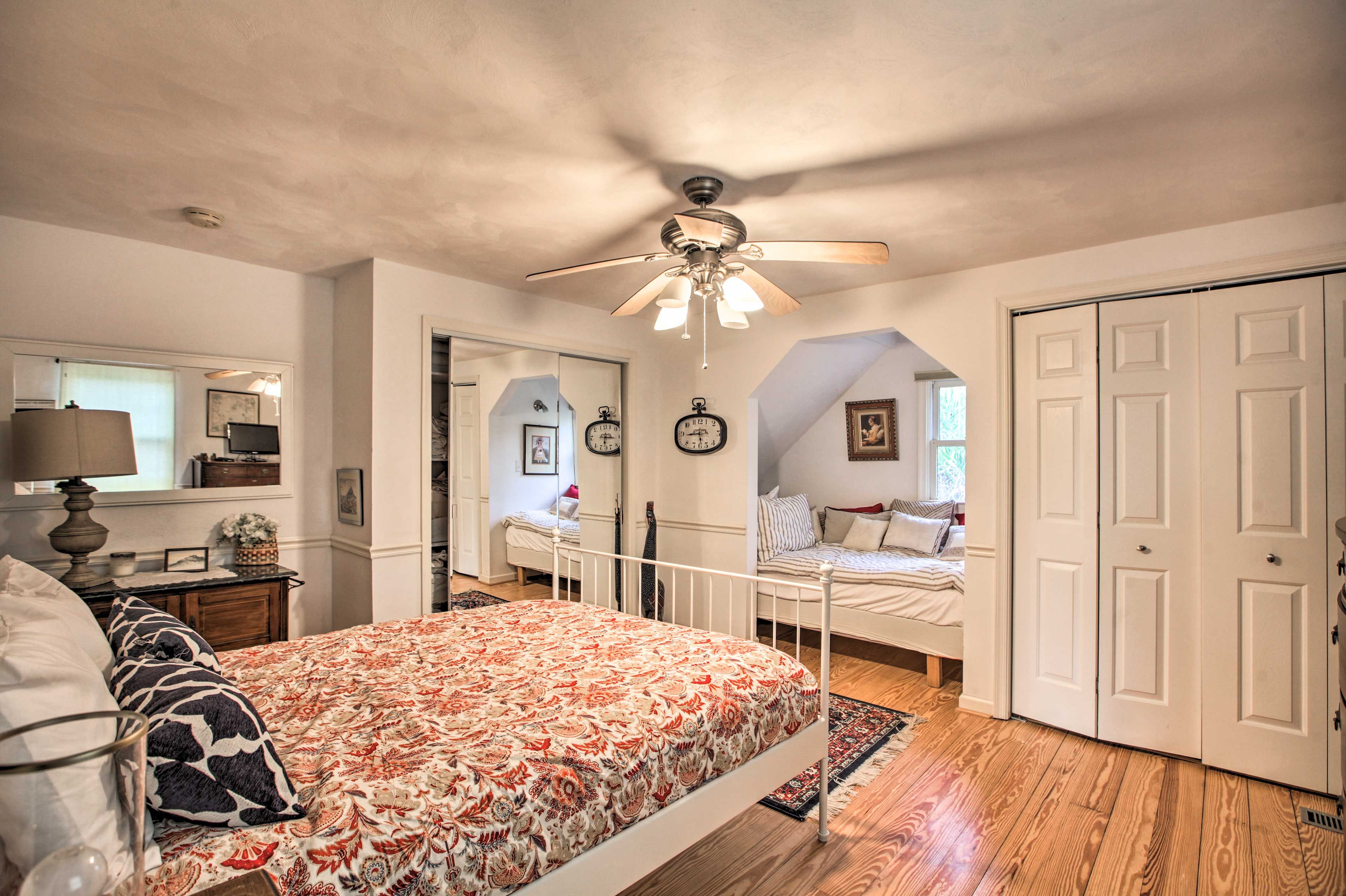 Bedroom 1 | Queen Bed | Twin Bed