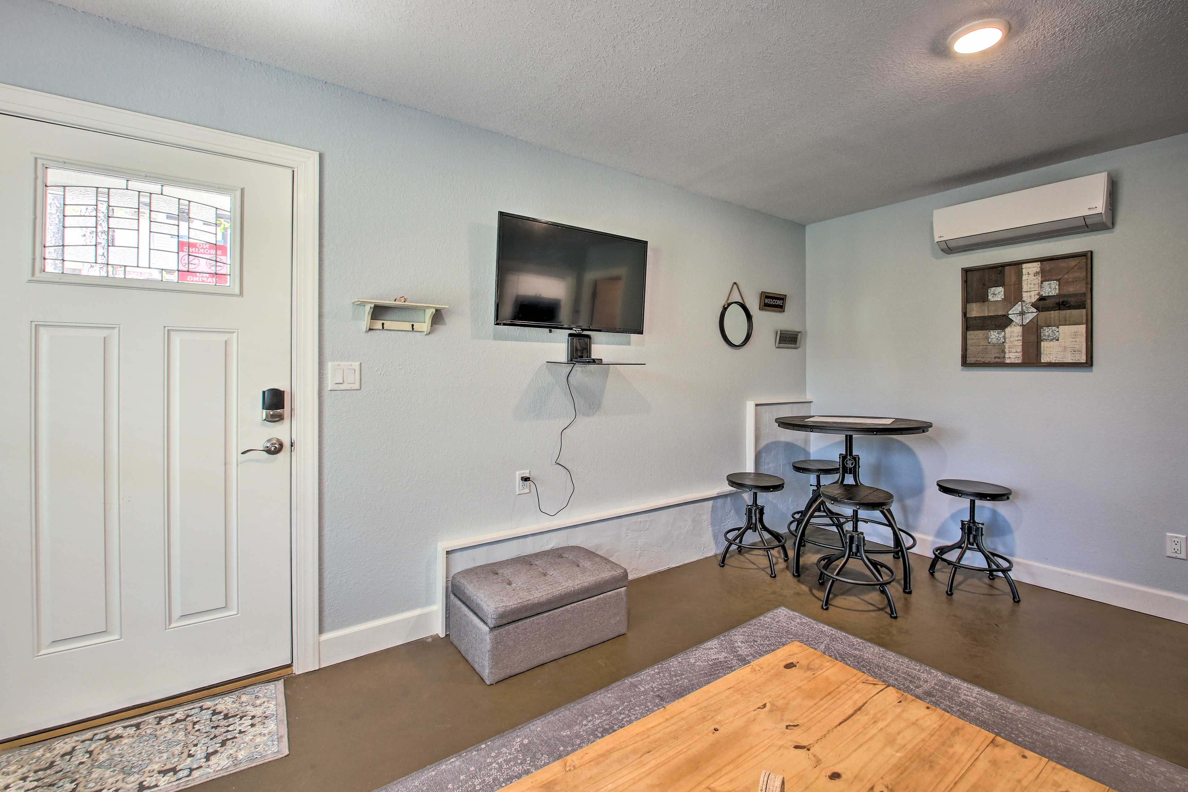 Living Room | Smart TV | Air Conditioning