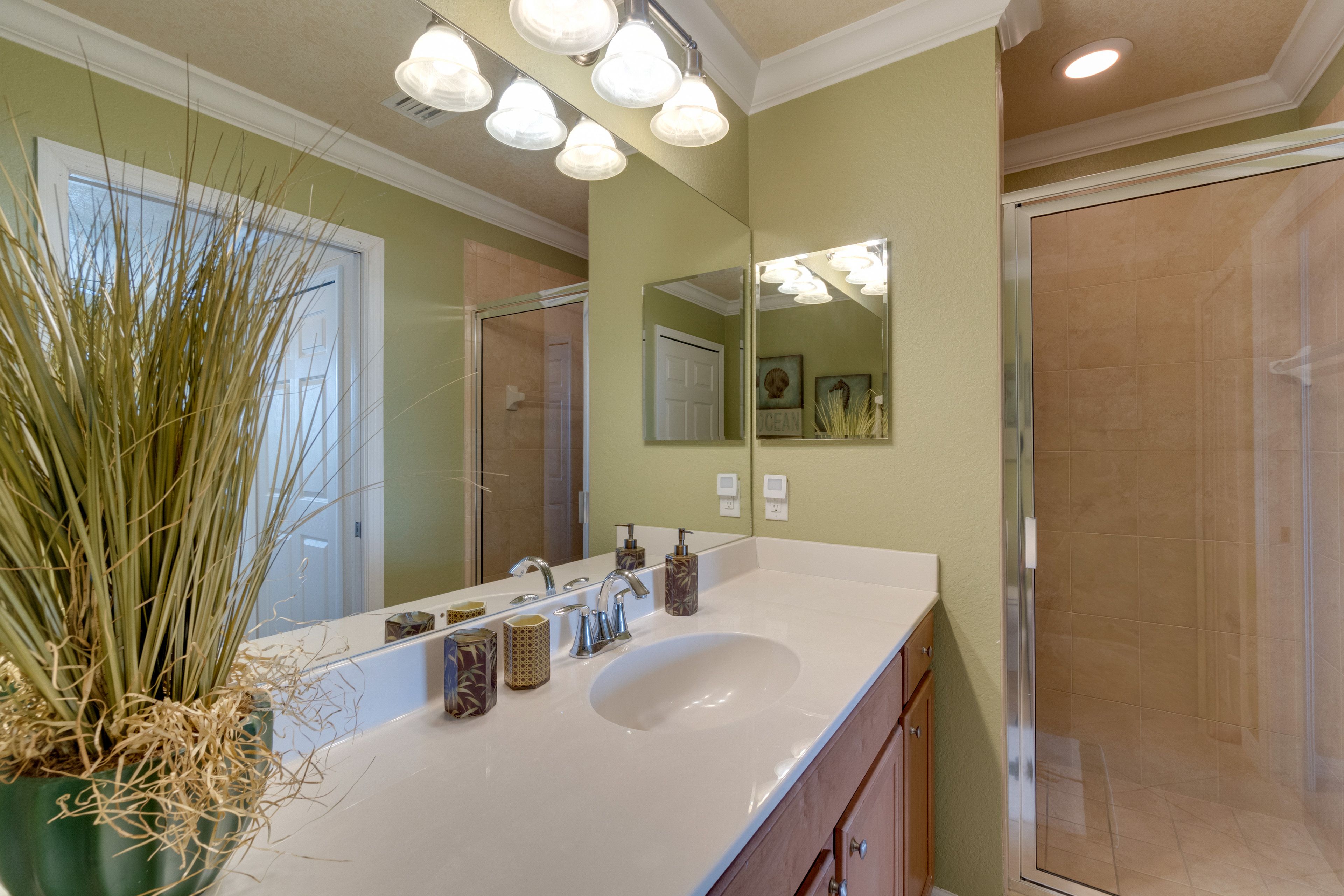 Full Bathroom | Towels Provided | Complimentary Toiletries