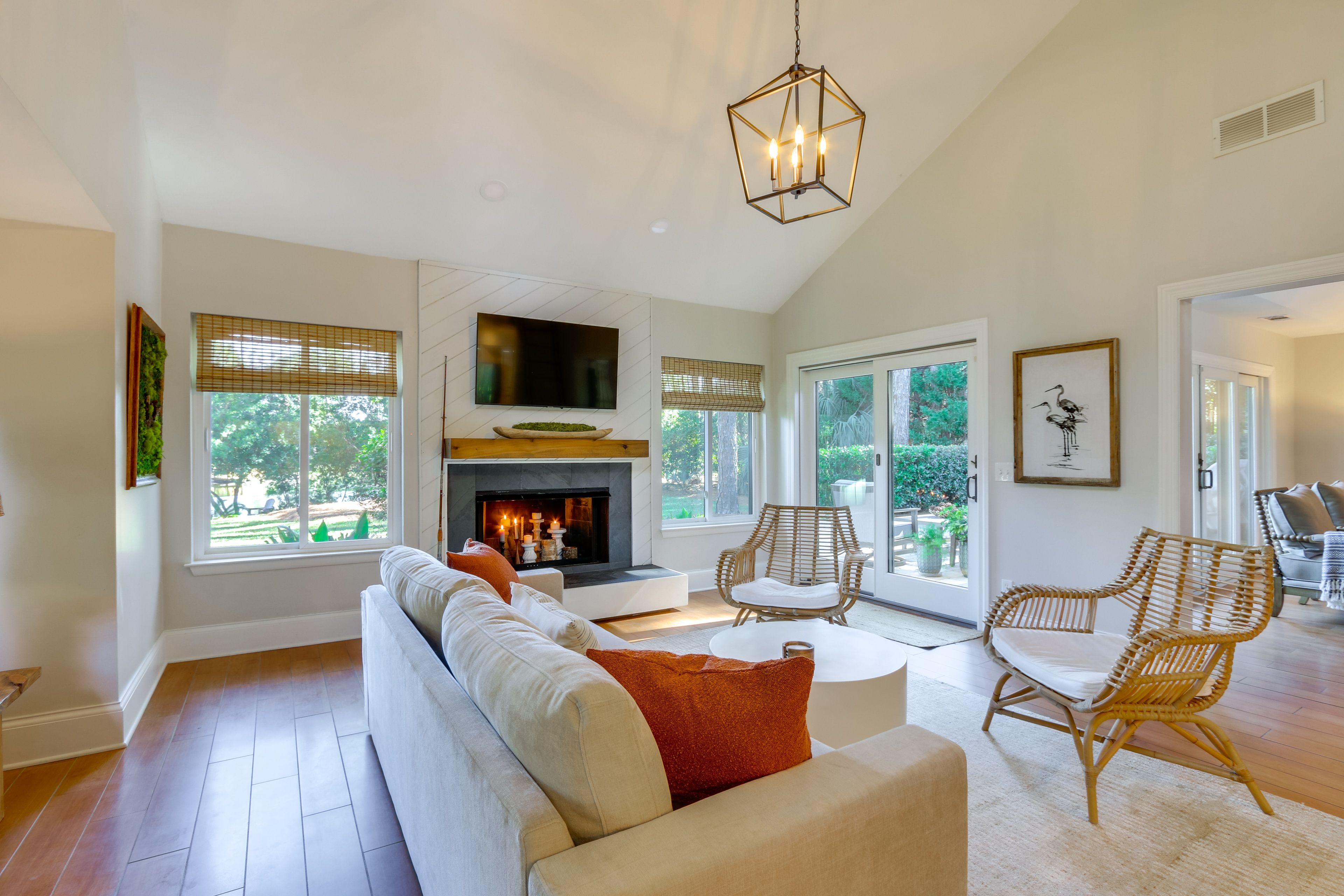 Living Room | 1st Floor | Smart TV | Decorative Fireplace | Air Conditioning