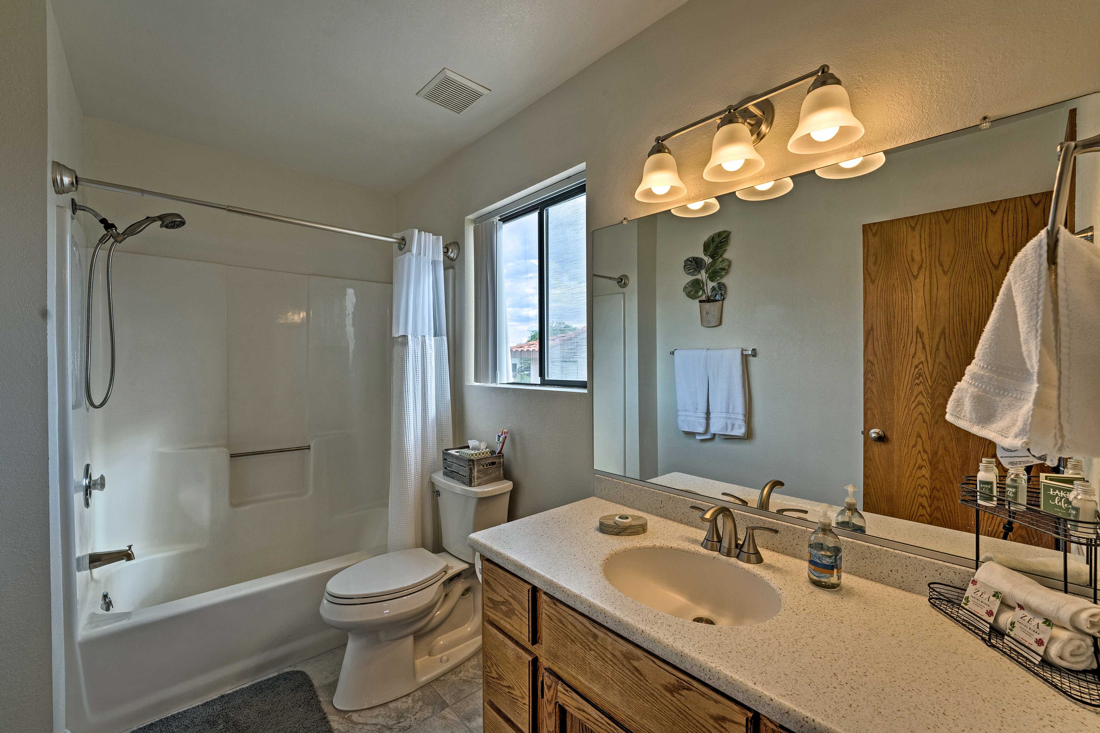Full Bathroom | Towels Provided