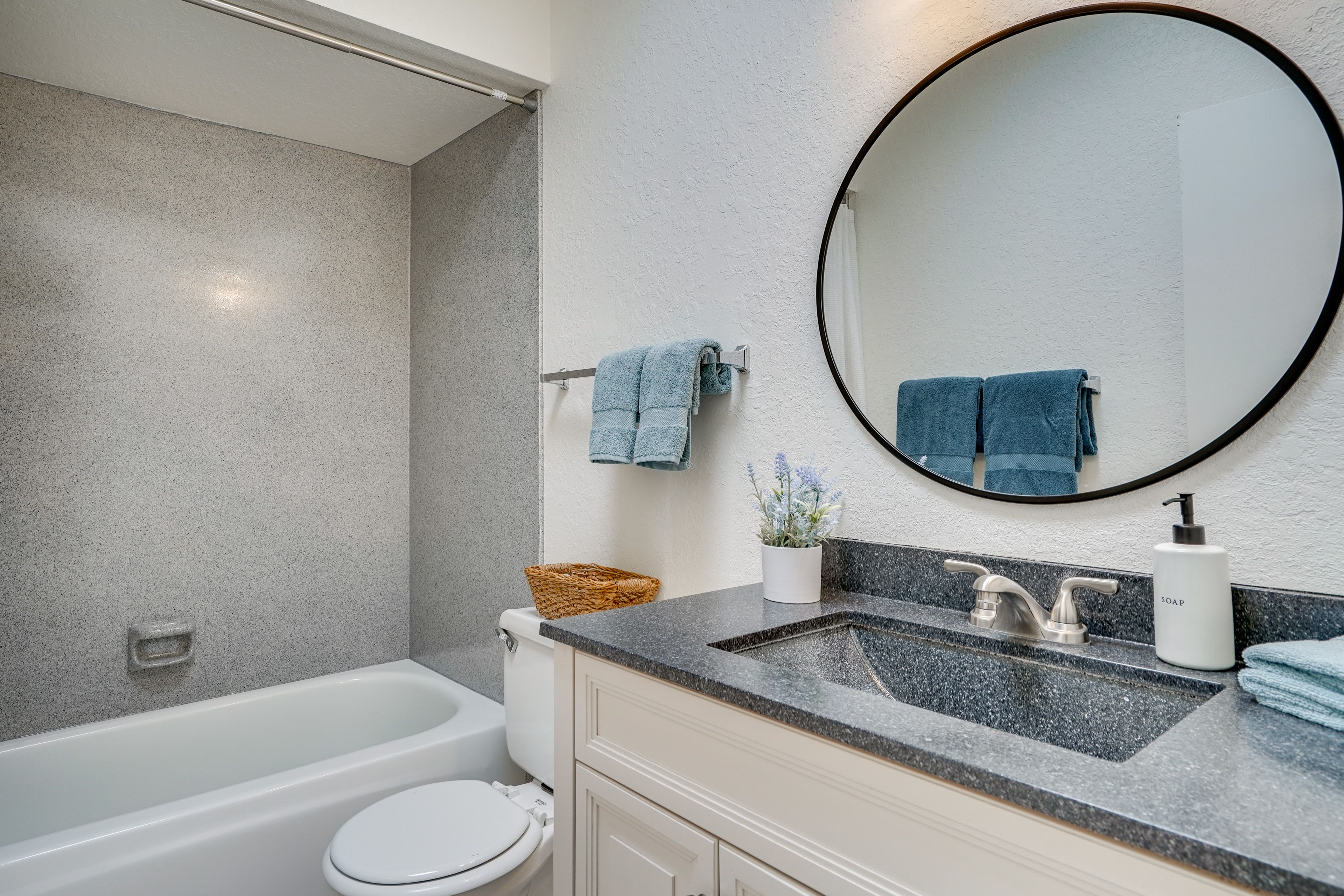 Full Bathroom | Complimentary Toiletries