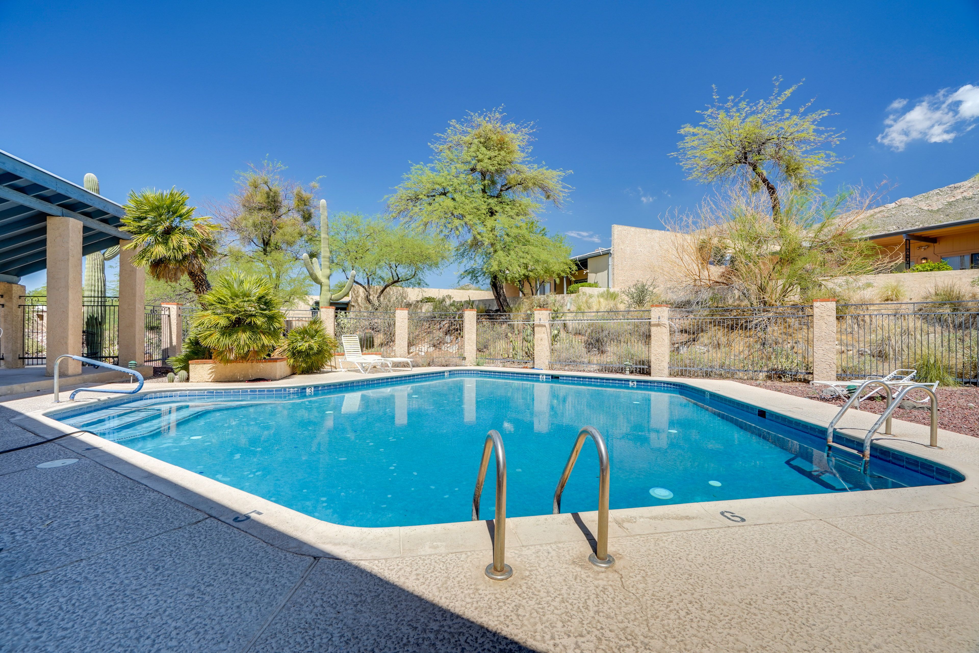 Community Amenities | Outdoor Pool | Dining Area
