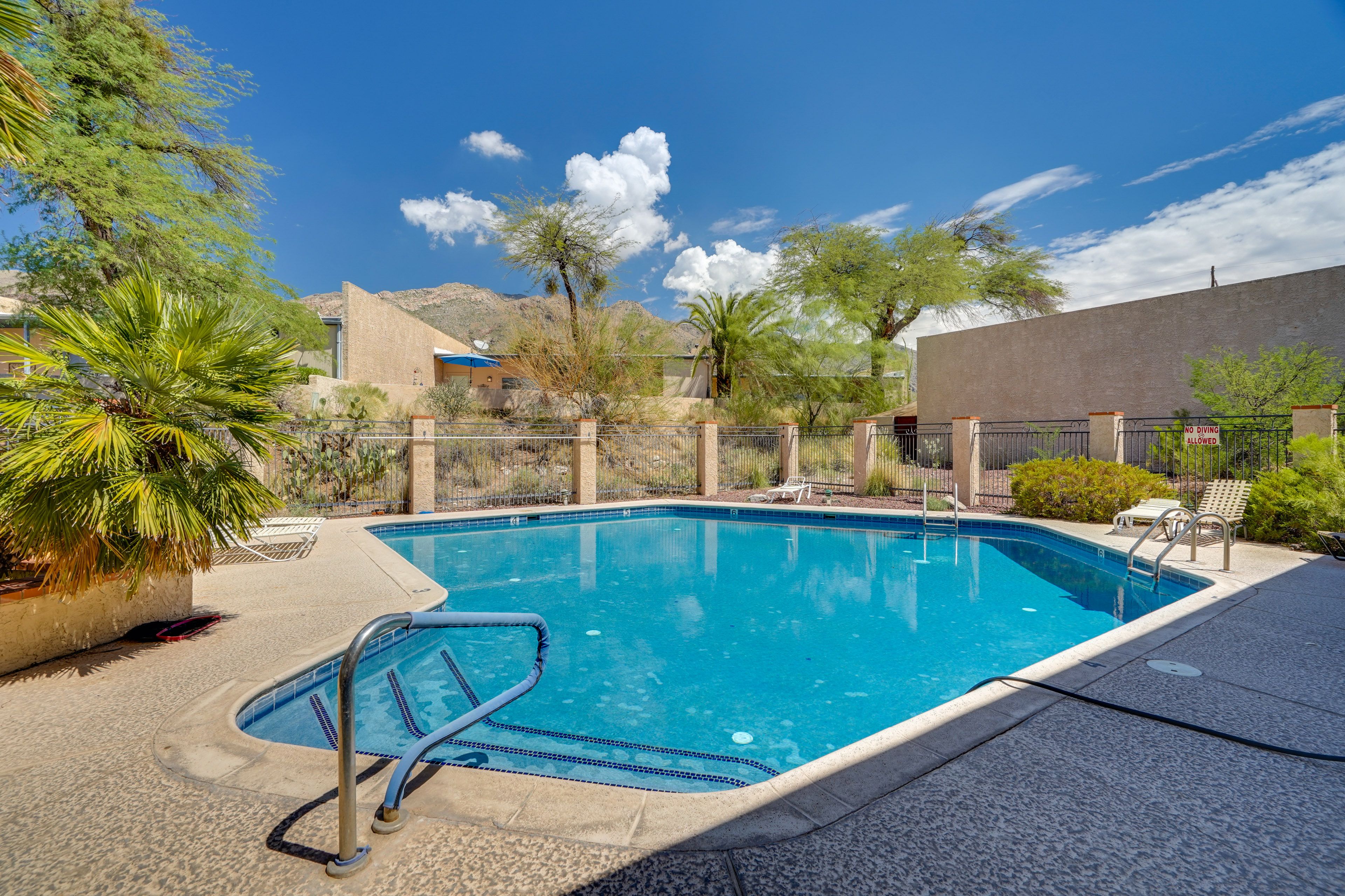 Community Amenities | Outdoor Pool | Dining Area