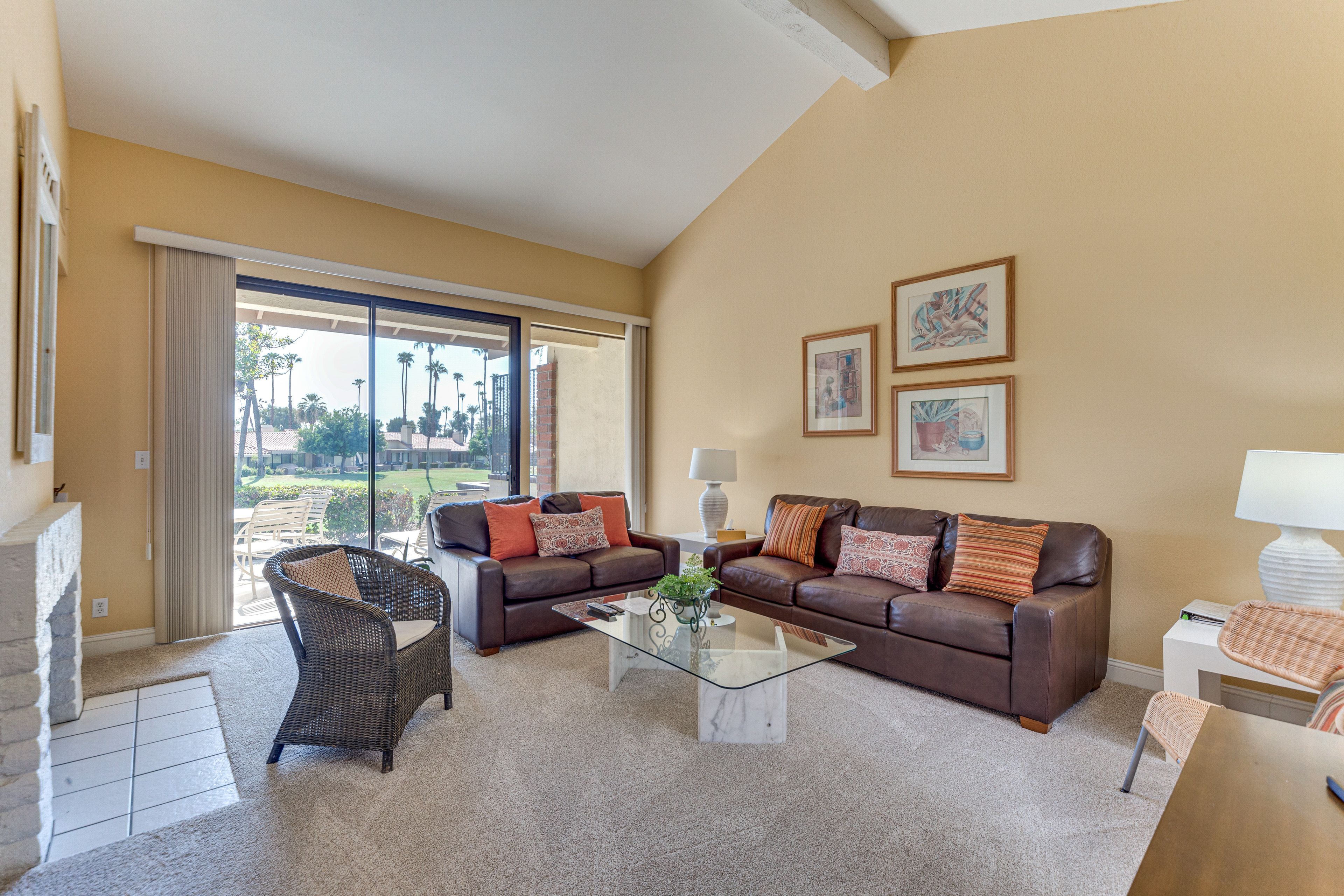 Living Room | Free WiFi | Open Floor Plan | Smart TV | Fireplace