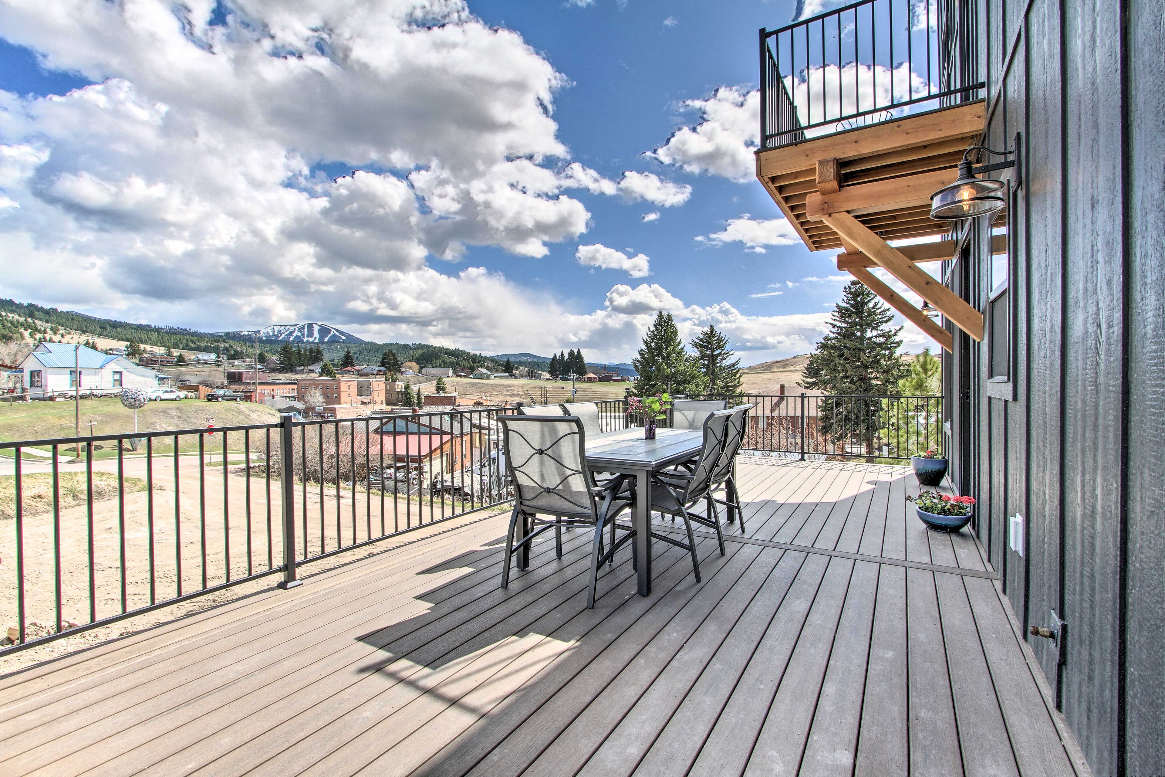 Deck | Dining Area