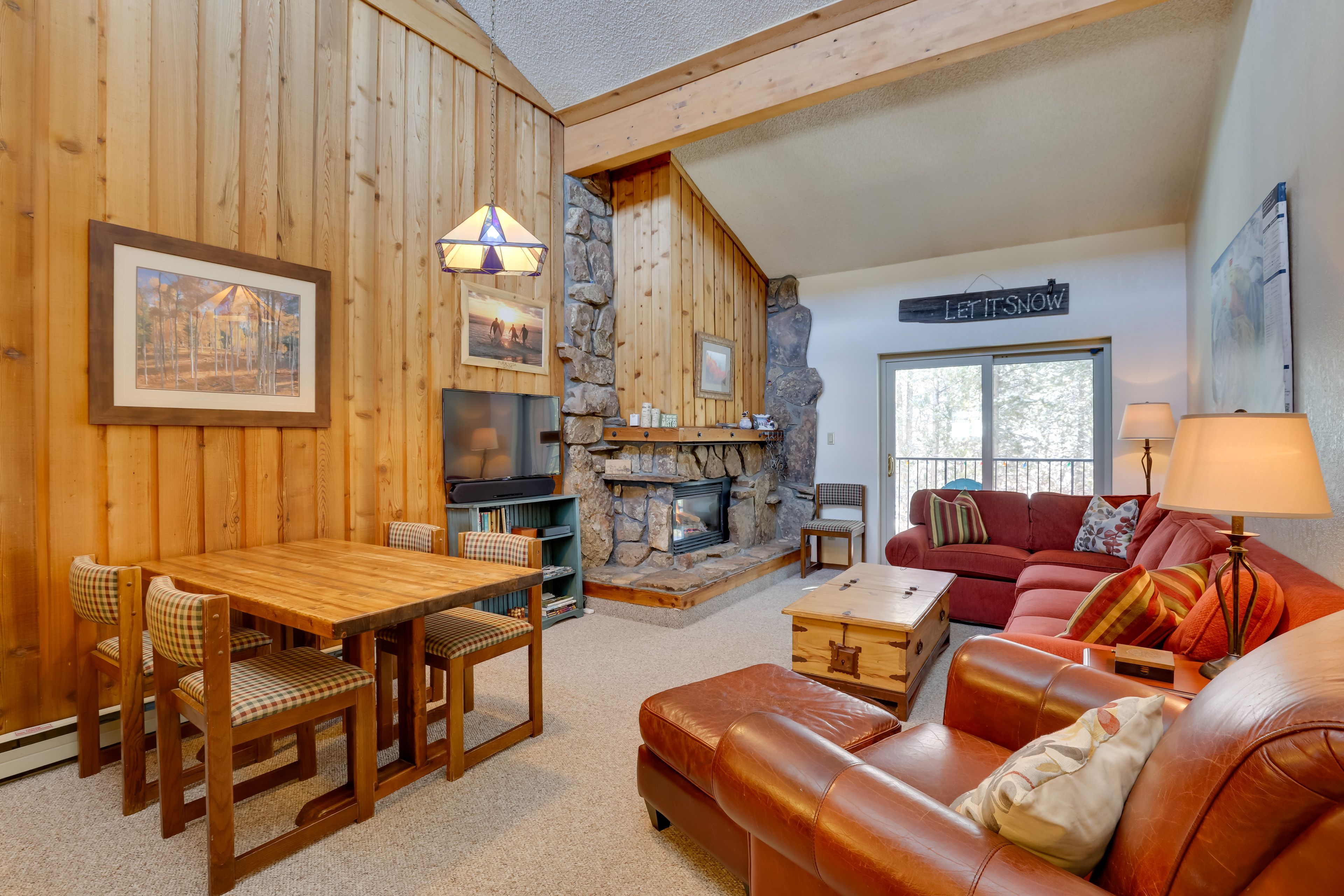 Dining Area | Dishware & Flatware Provided