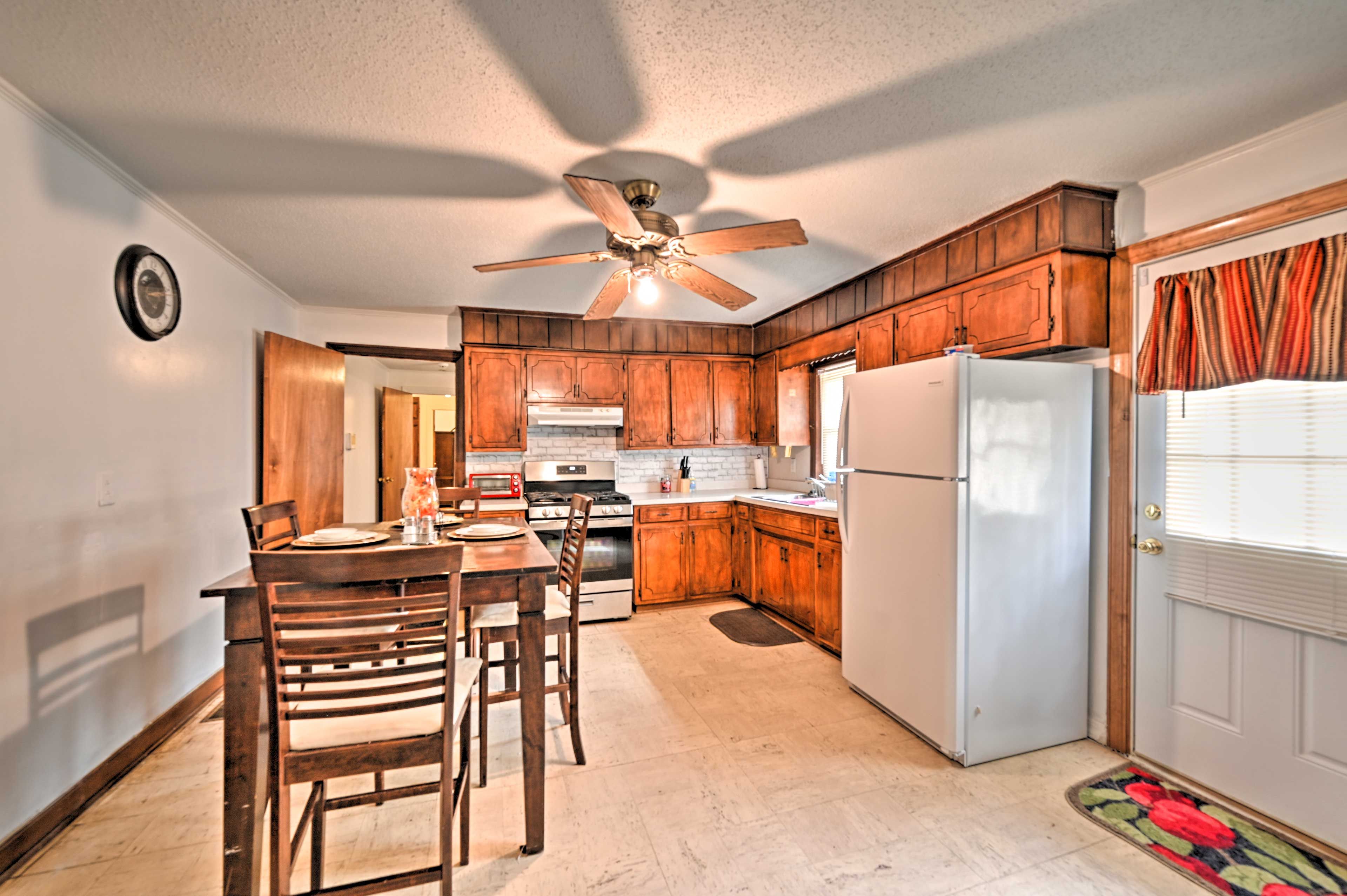 Well-equipped Kitchen | High-top Dining Table