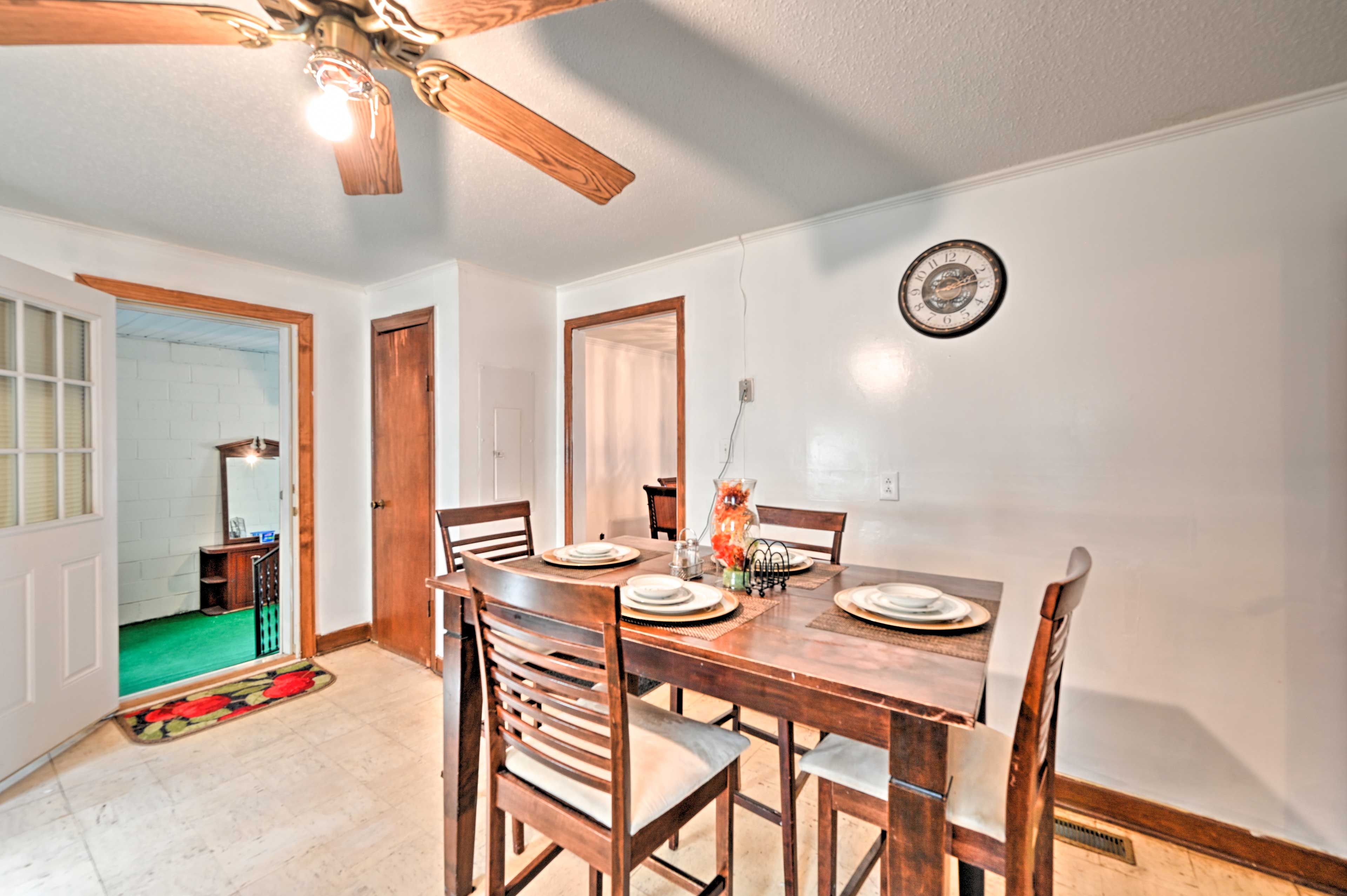 Well-equipped Kitchen | High-top Dining Table