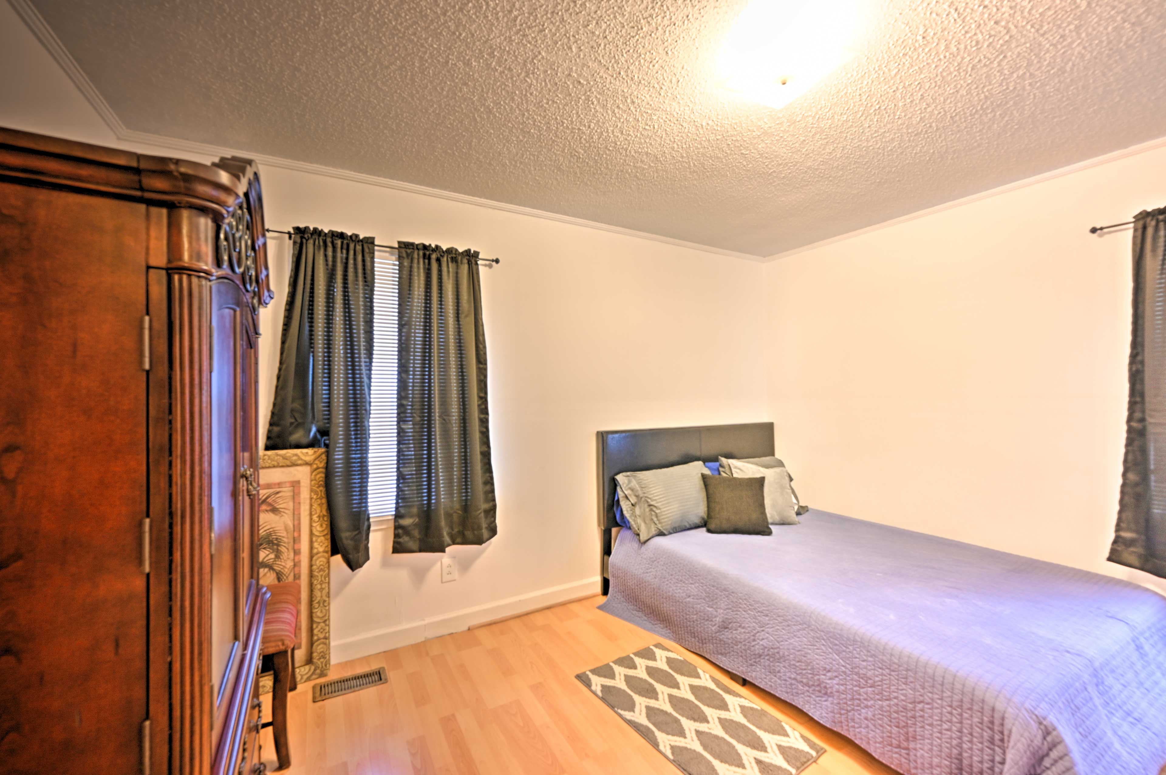 Bedroom 2 | Queen Bed