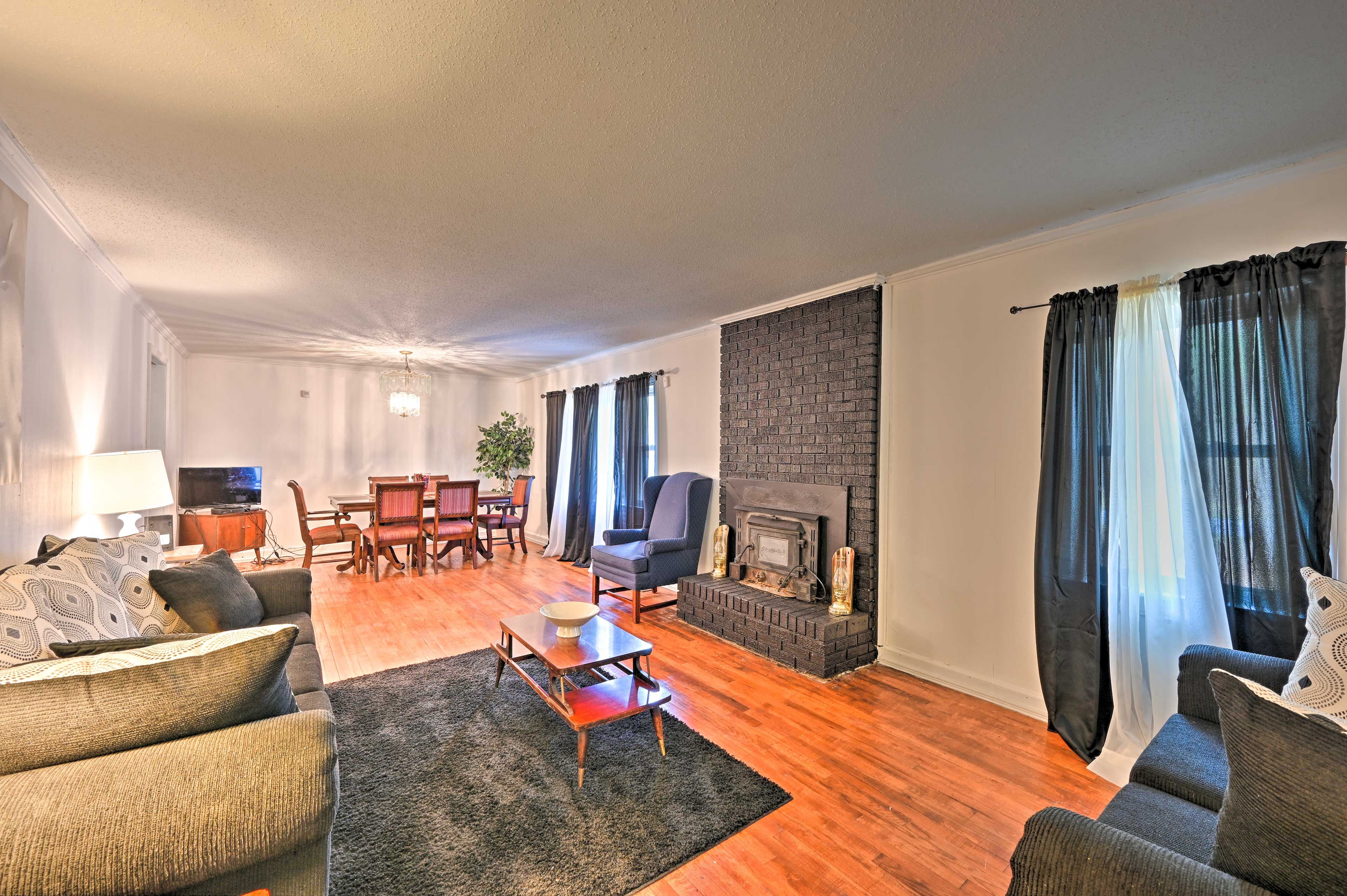 Living Room | Gas Fireplace | Free WiFi