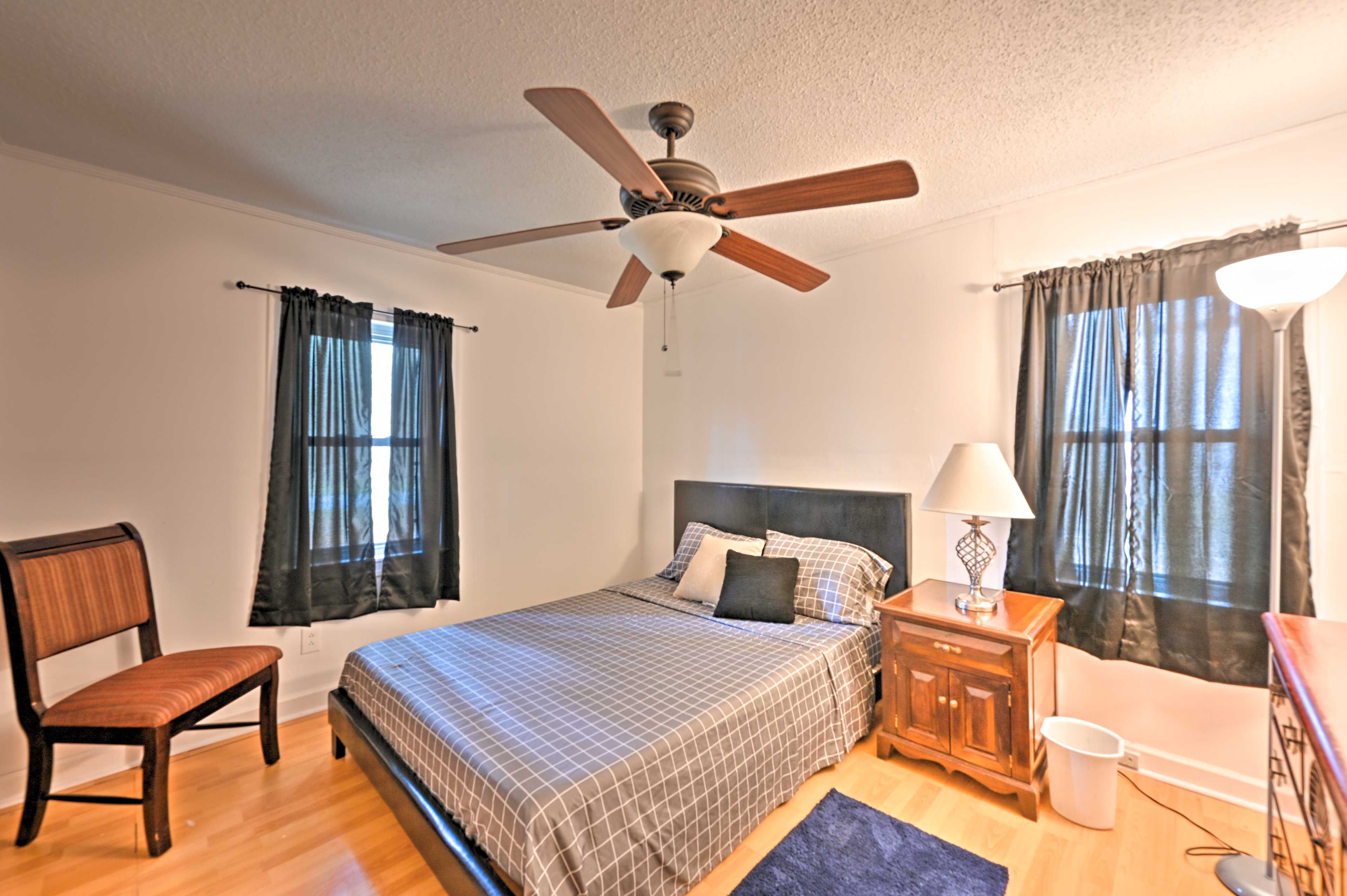 Bedroom 1 | Queen Bed