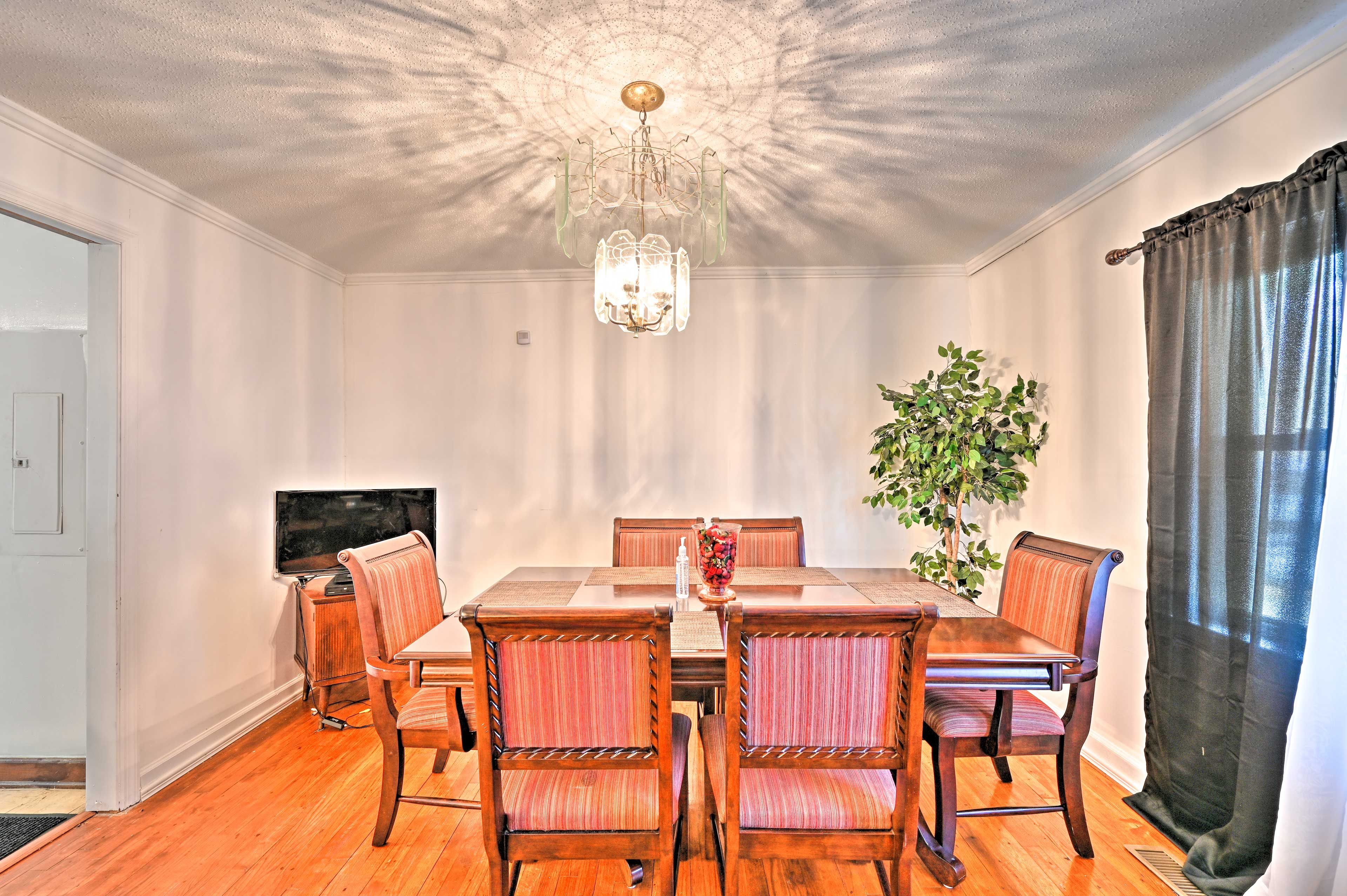 Dining Area | Smart TV