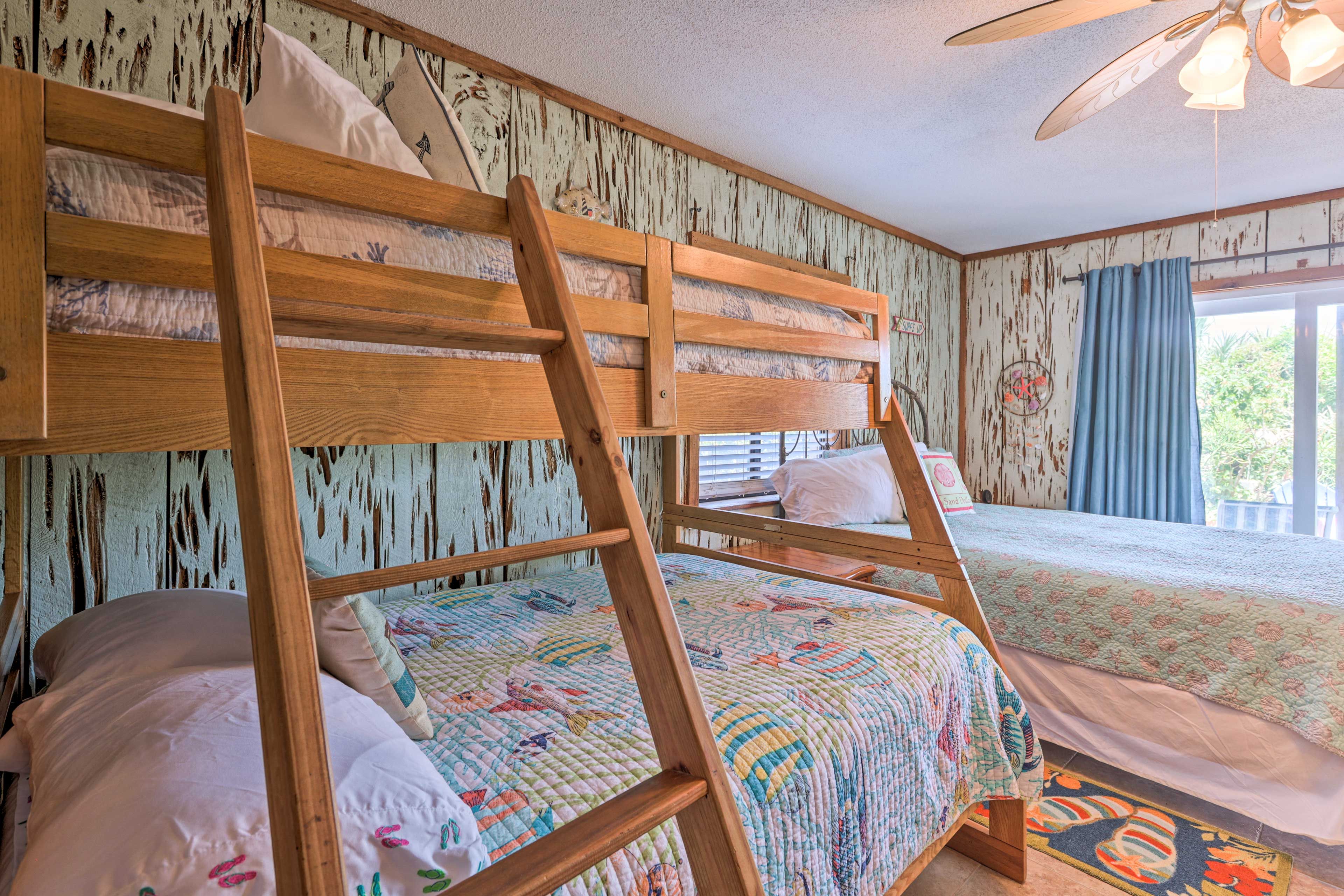 Bedroom 2 | Twin/Full Bunk Bed | Queen Bed