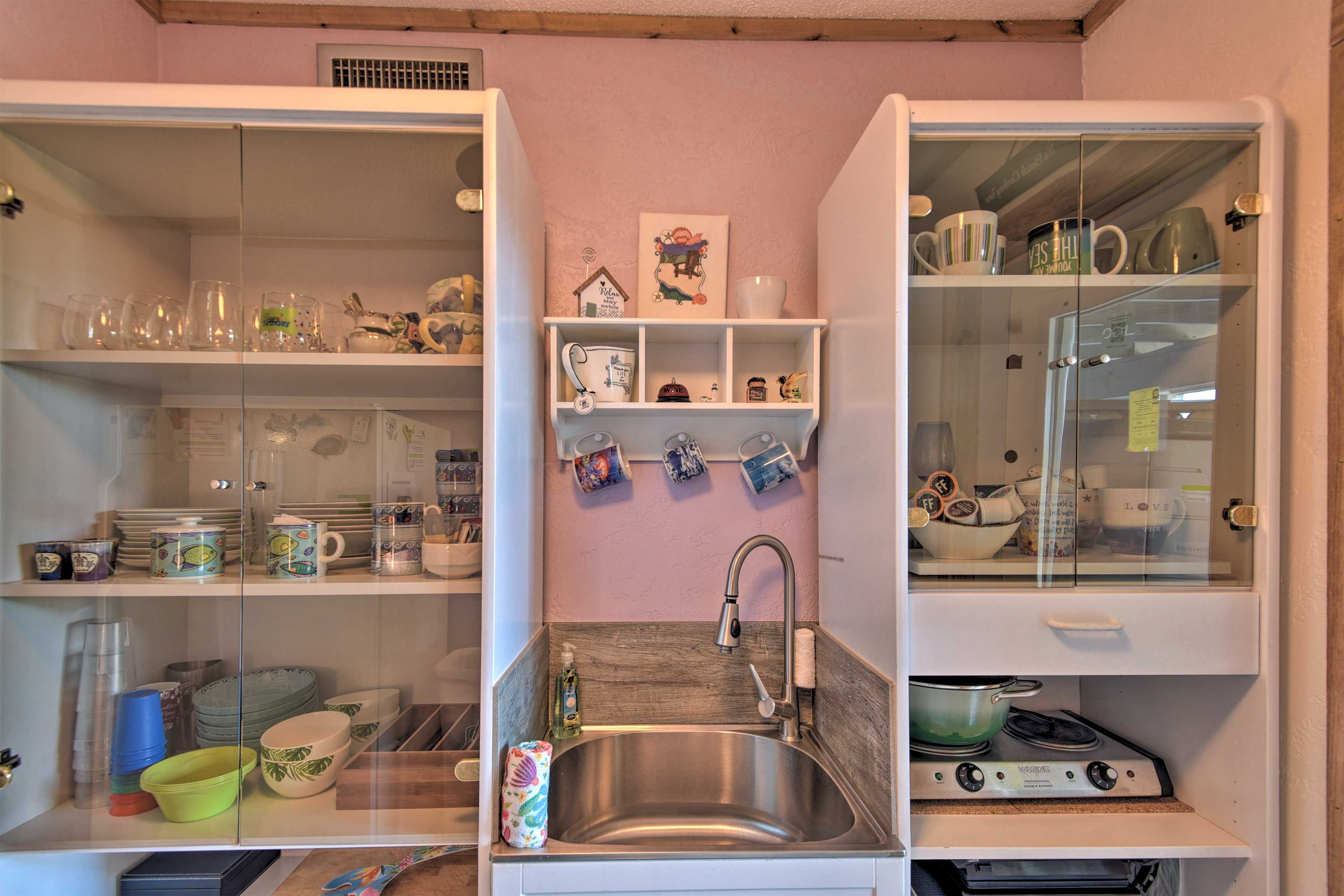 Kitchenette | Dishware & Flatware