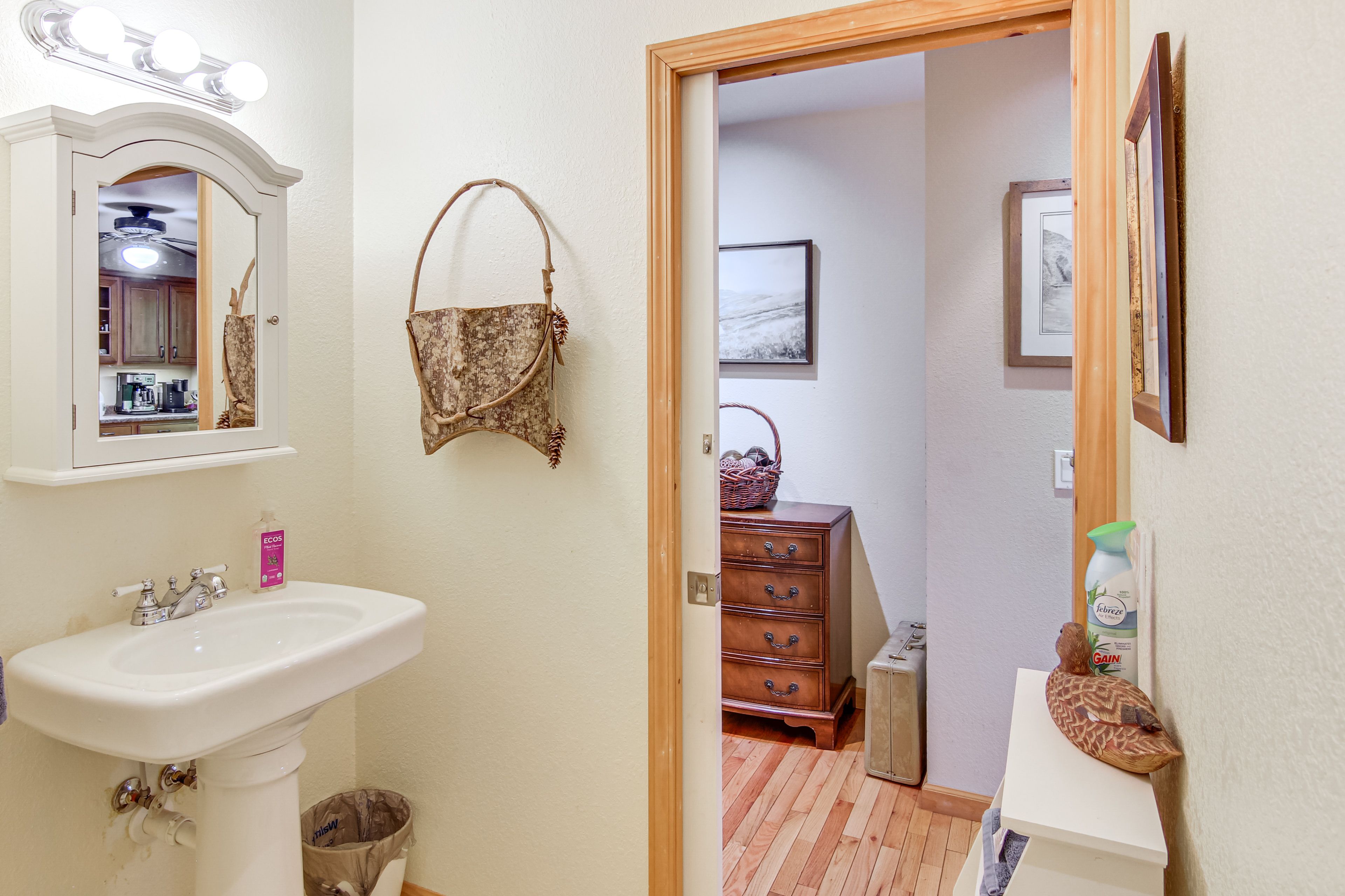 Half Bathroom | Main Level | Towels Provided