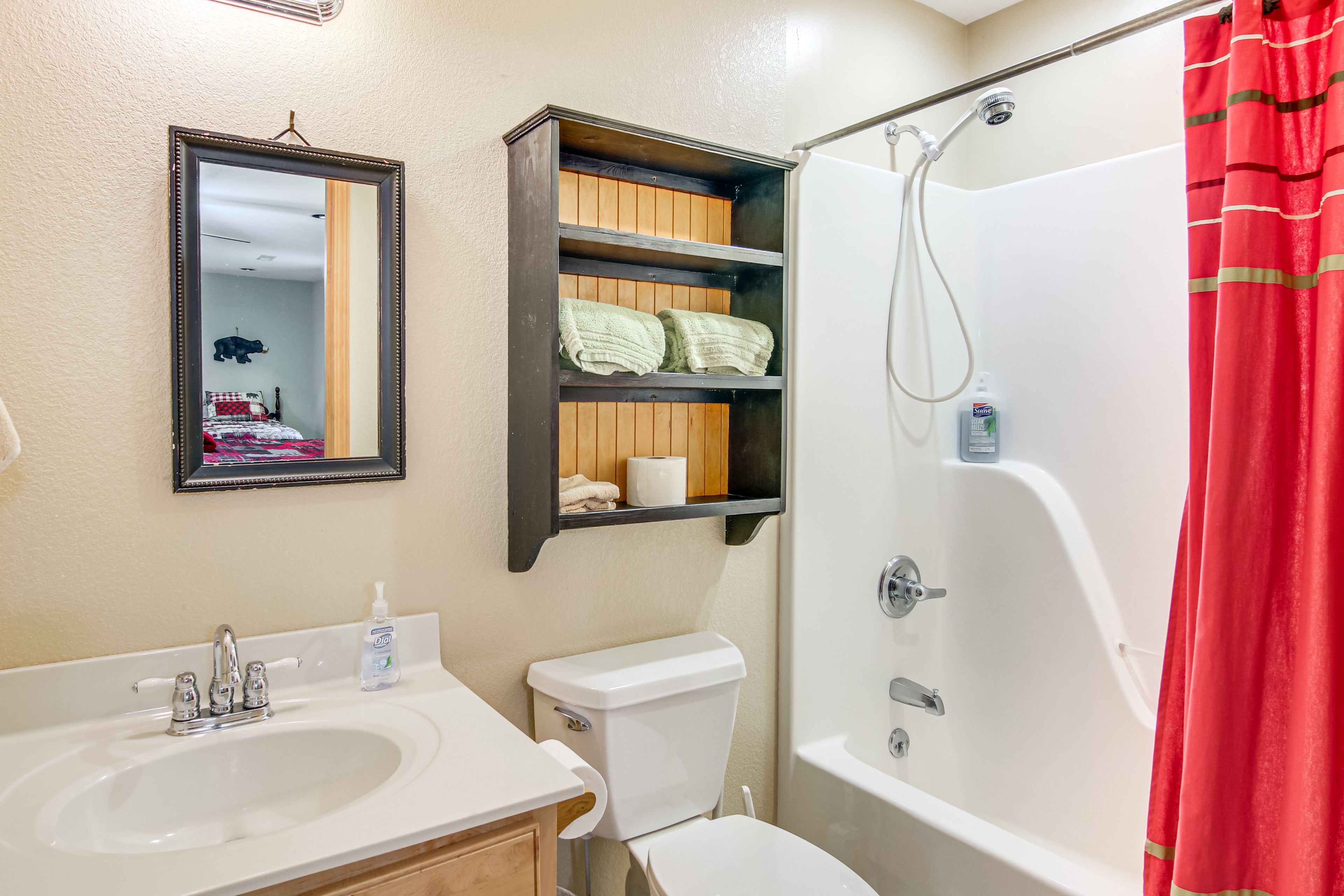 Full Bathroom | Upper Level | Towels Provided