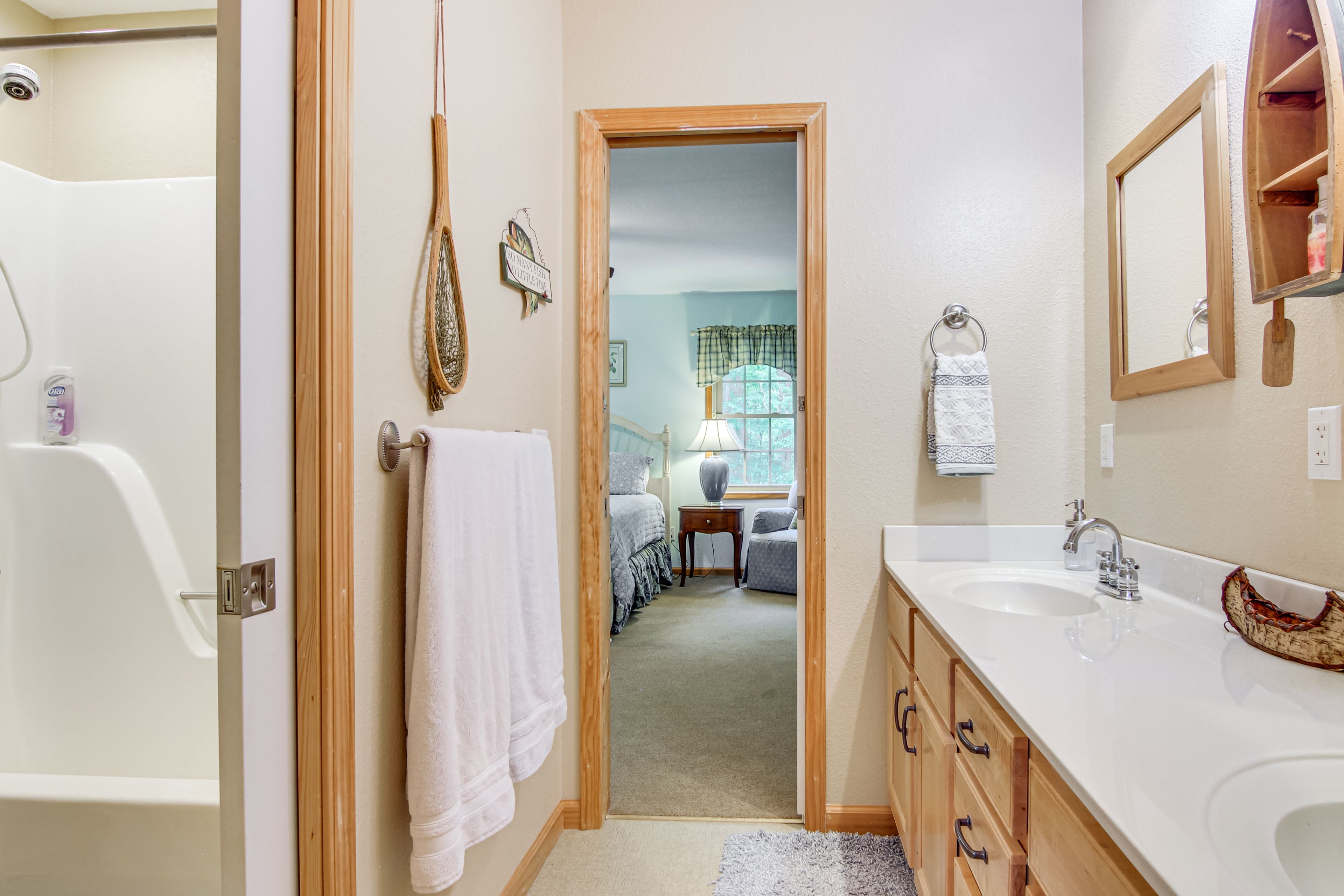 Full Bathroom | Upper Level | Towels Provided
