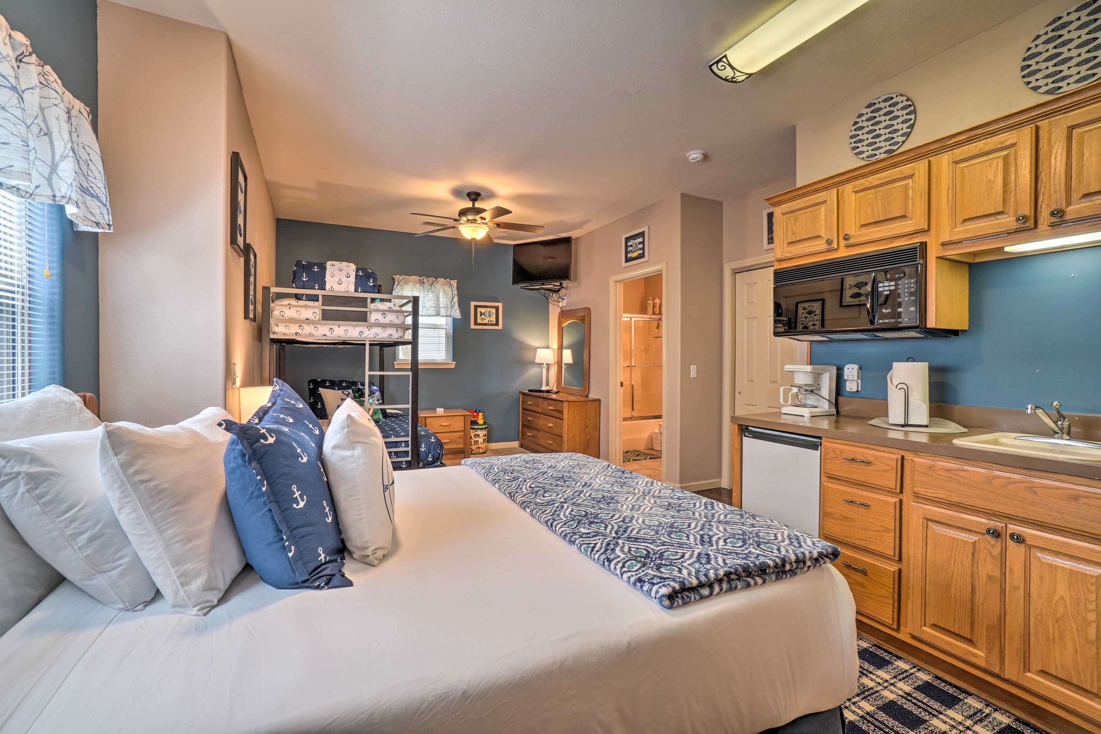 Bedroom 2 | Queen Bed | Twin/Full Bunk Bed
