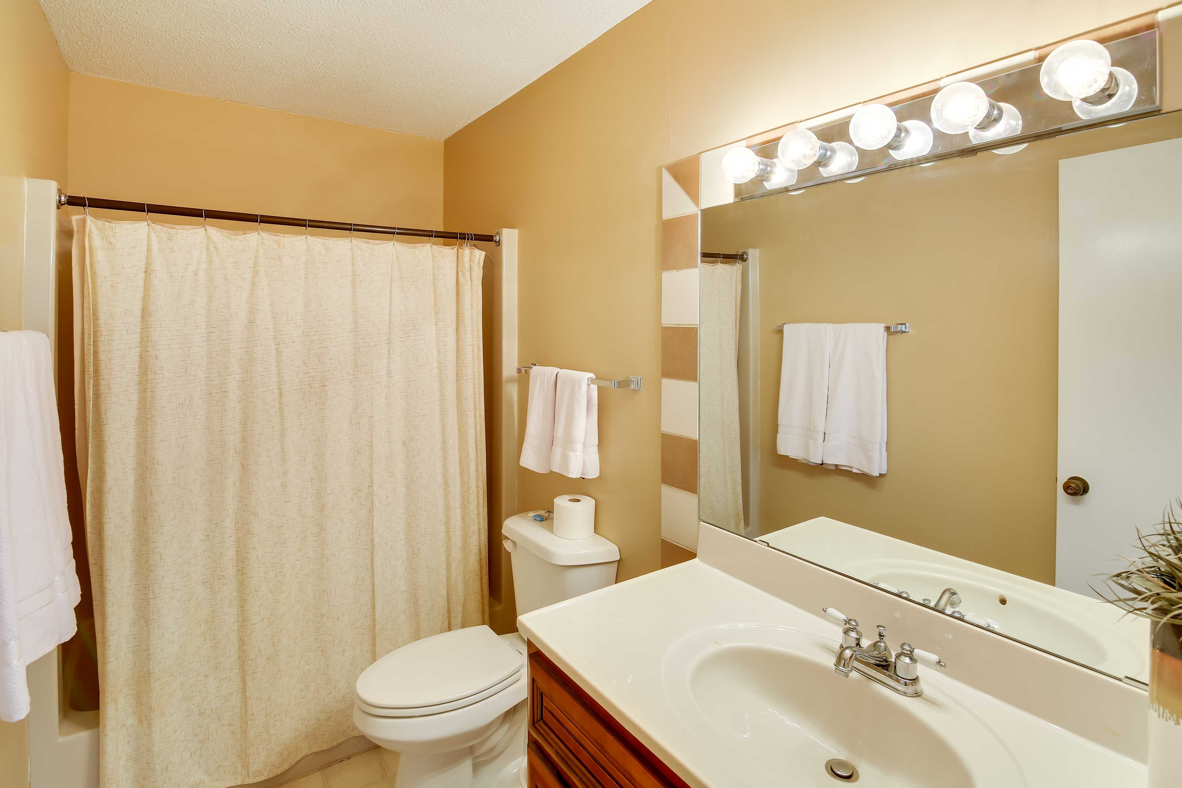 Full Bathroom | Towels Provided