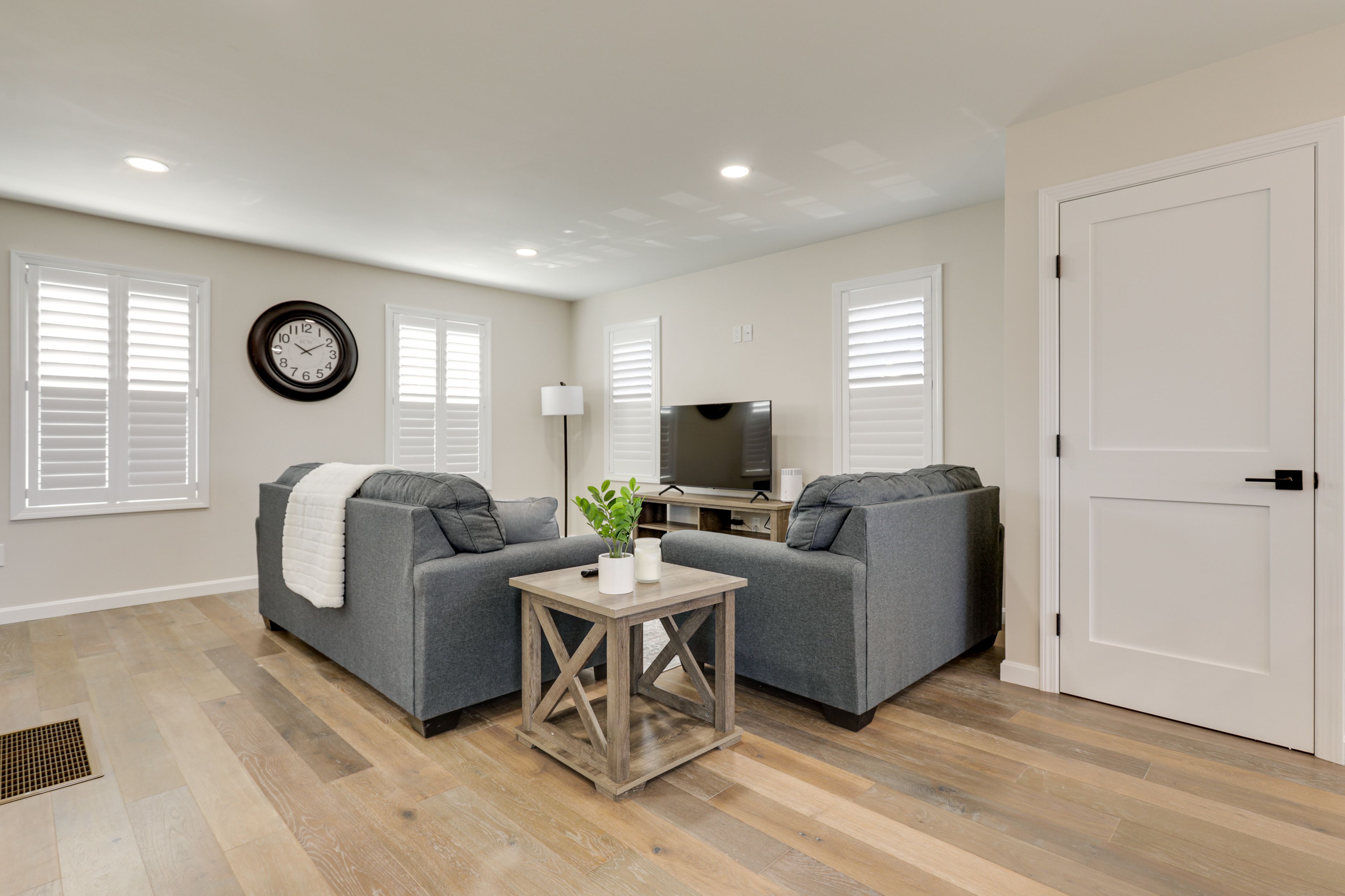 Living Room | Queen Sleeper Sofa | Free WiFi | Central A/C