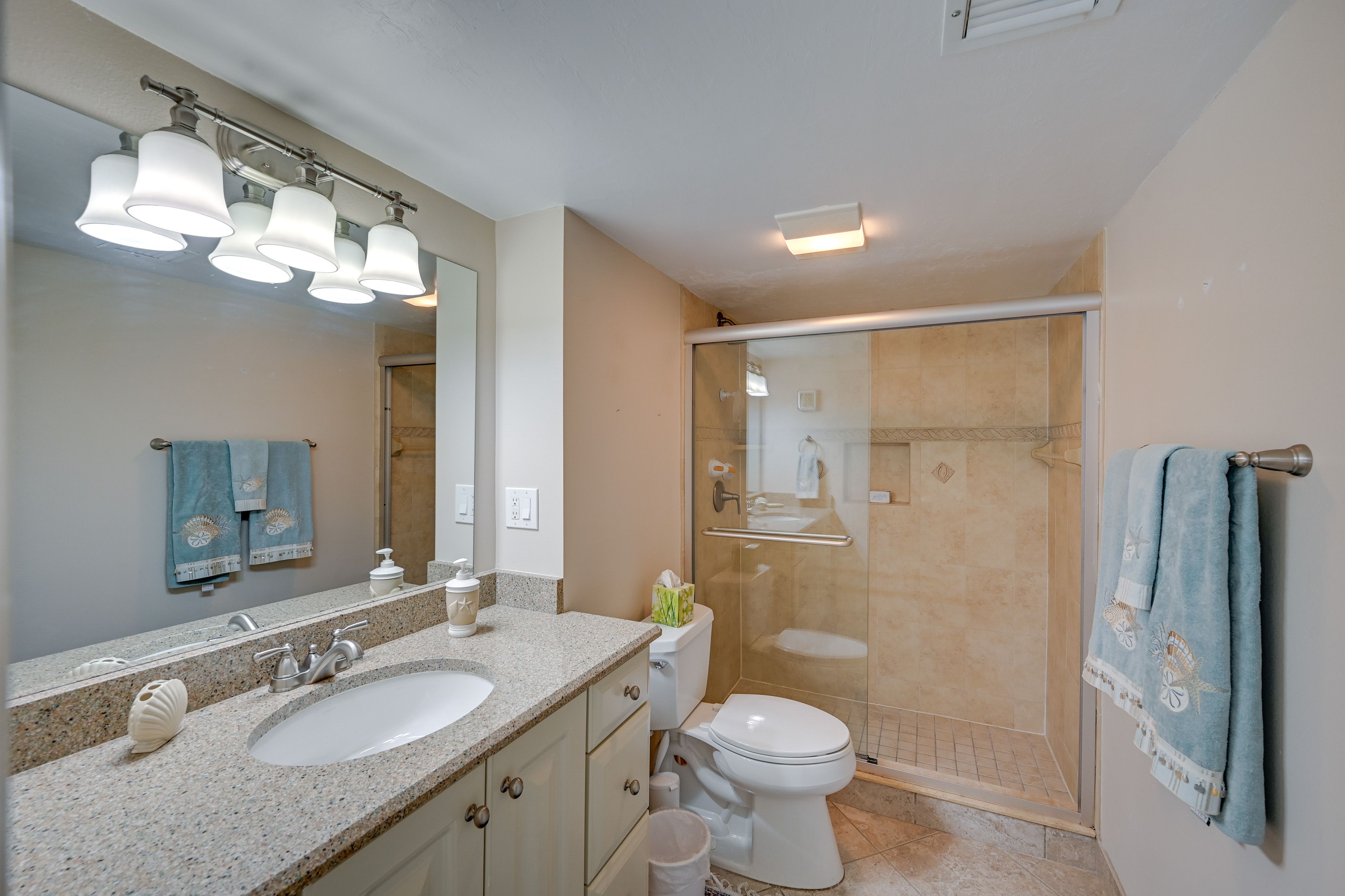 En-Suite Full Bathroom | Towels Provided