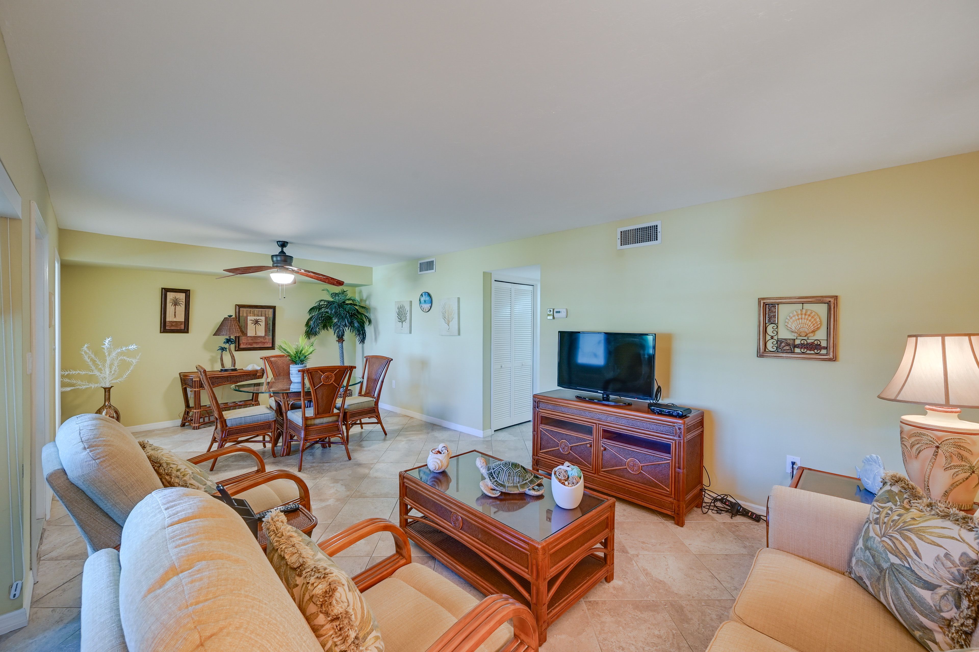 Living Area | Smart TV | Central Heat & A/C | Free WiFi