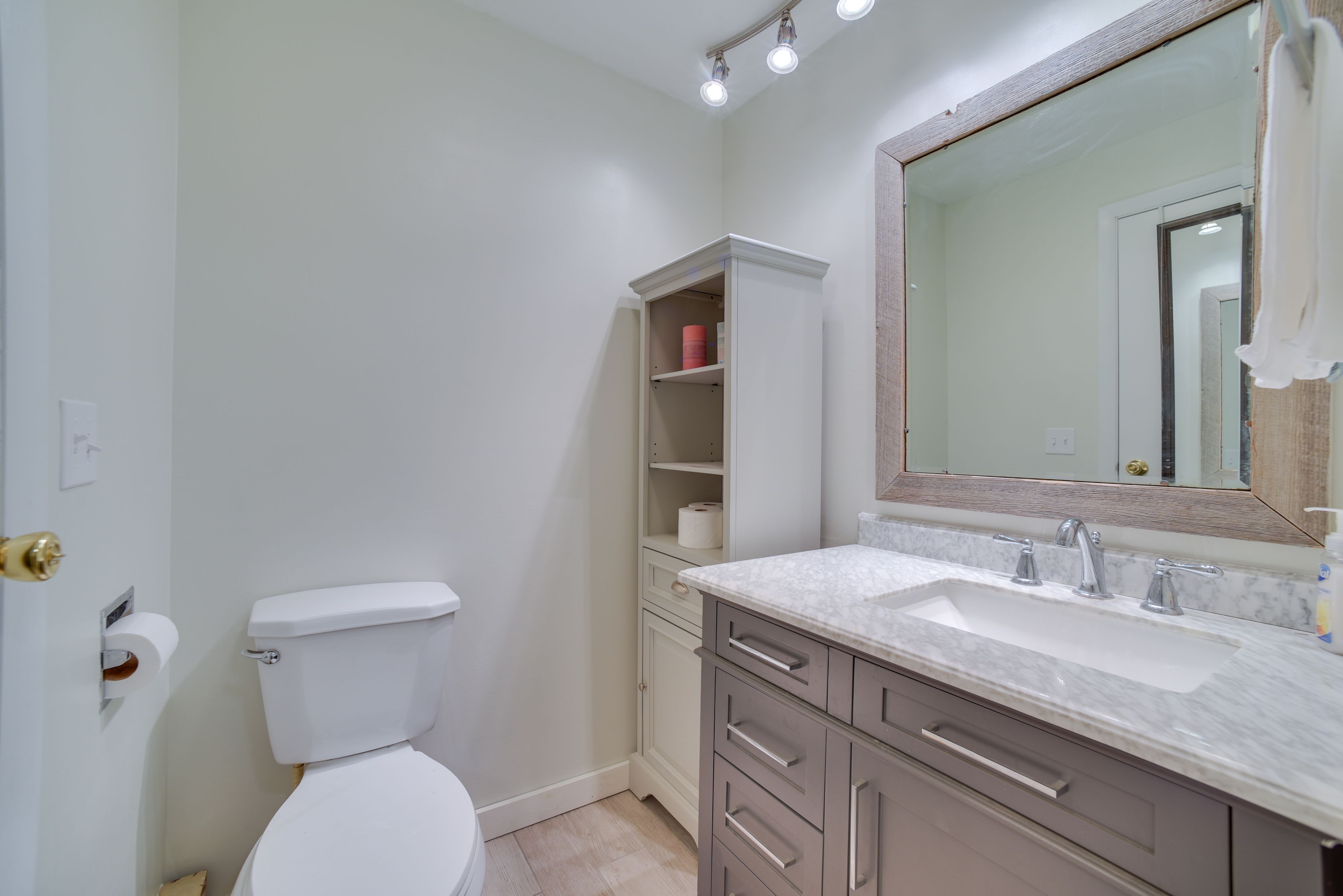 Full Bathroom | Towels Provided | Double Shower Head