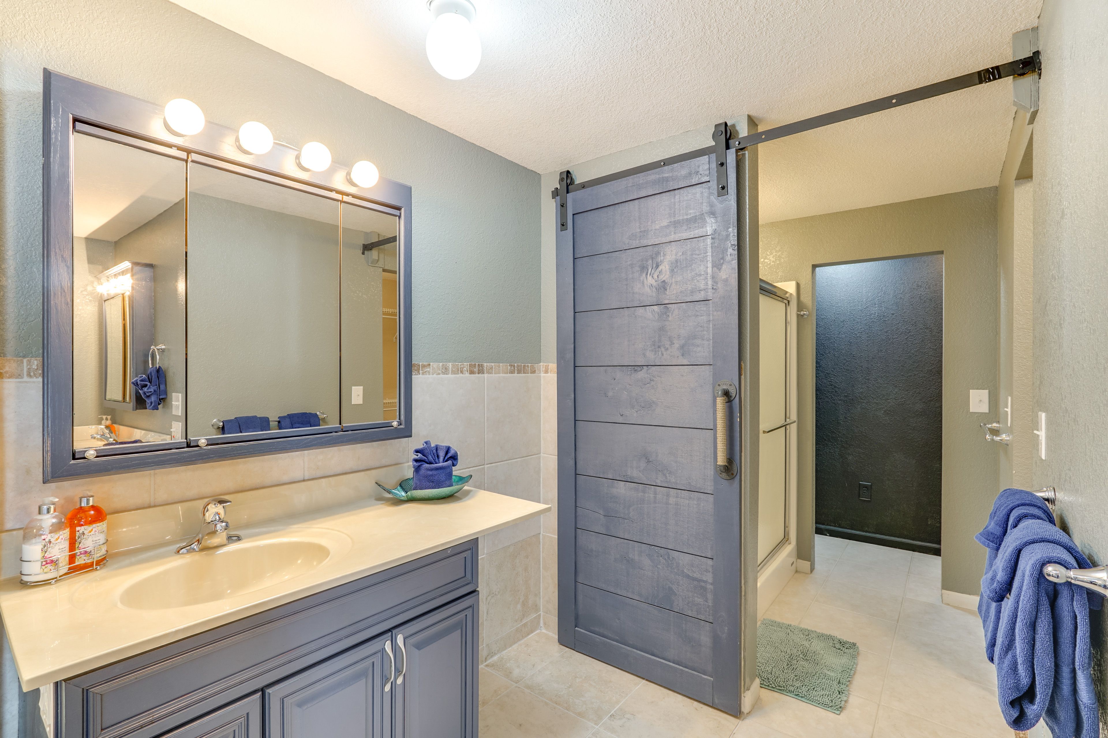En-Suite Bathroom | Complimentary Toiletries | Linens & Towels | Walk-In Closet