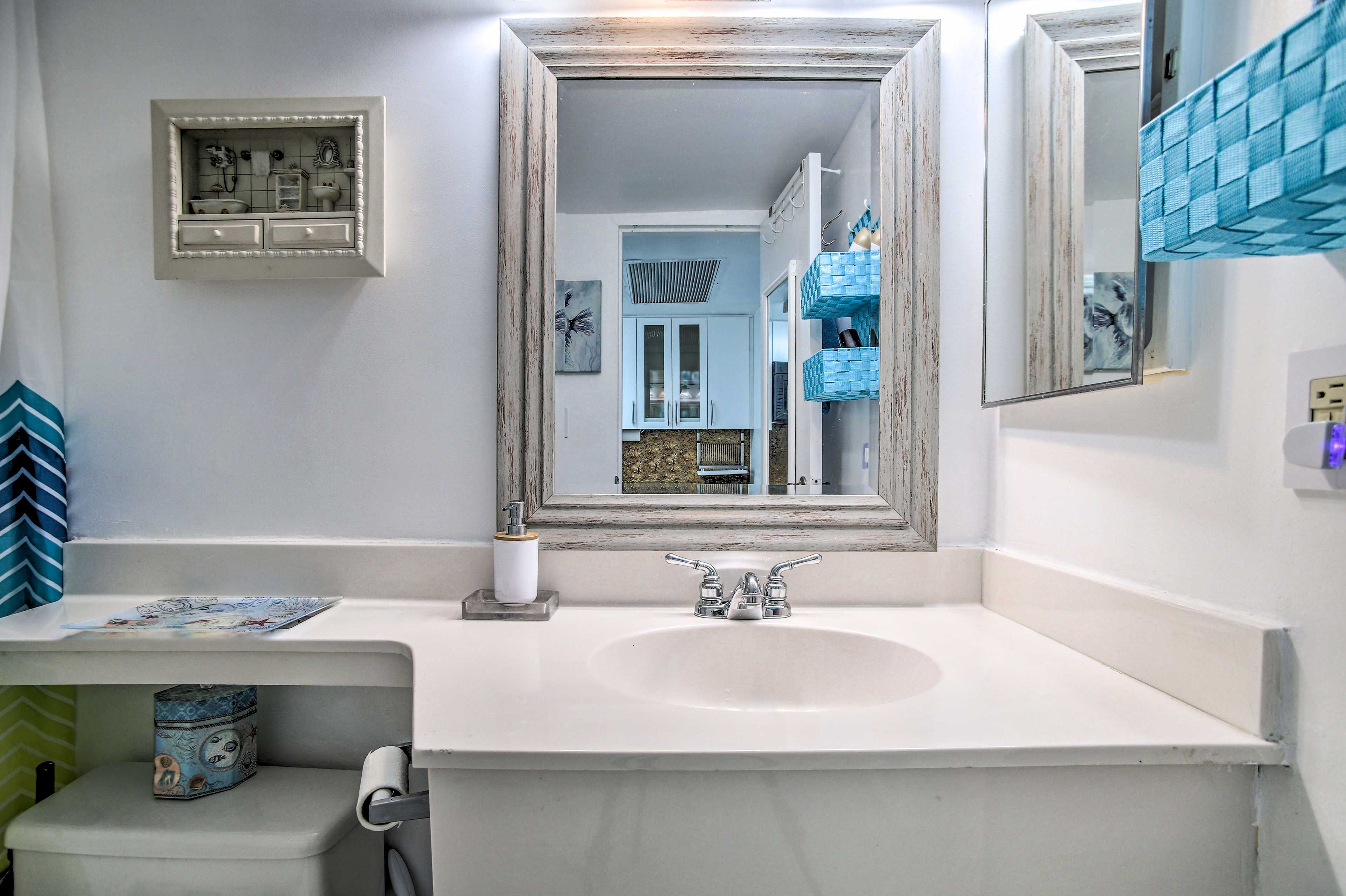 Full Bathroom | Complimentary Toiletries | Towels Provided