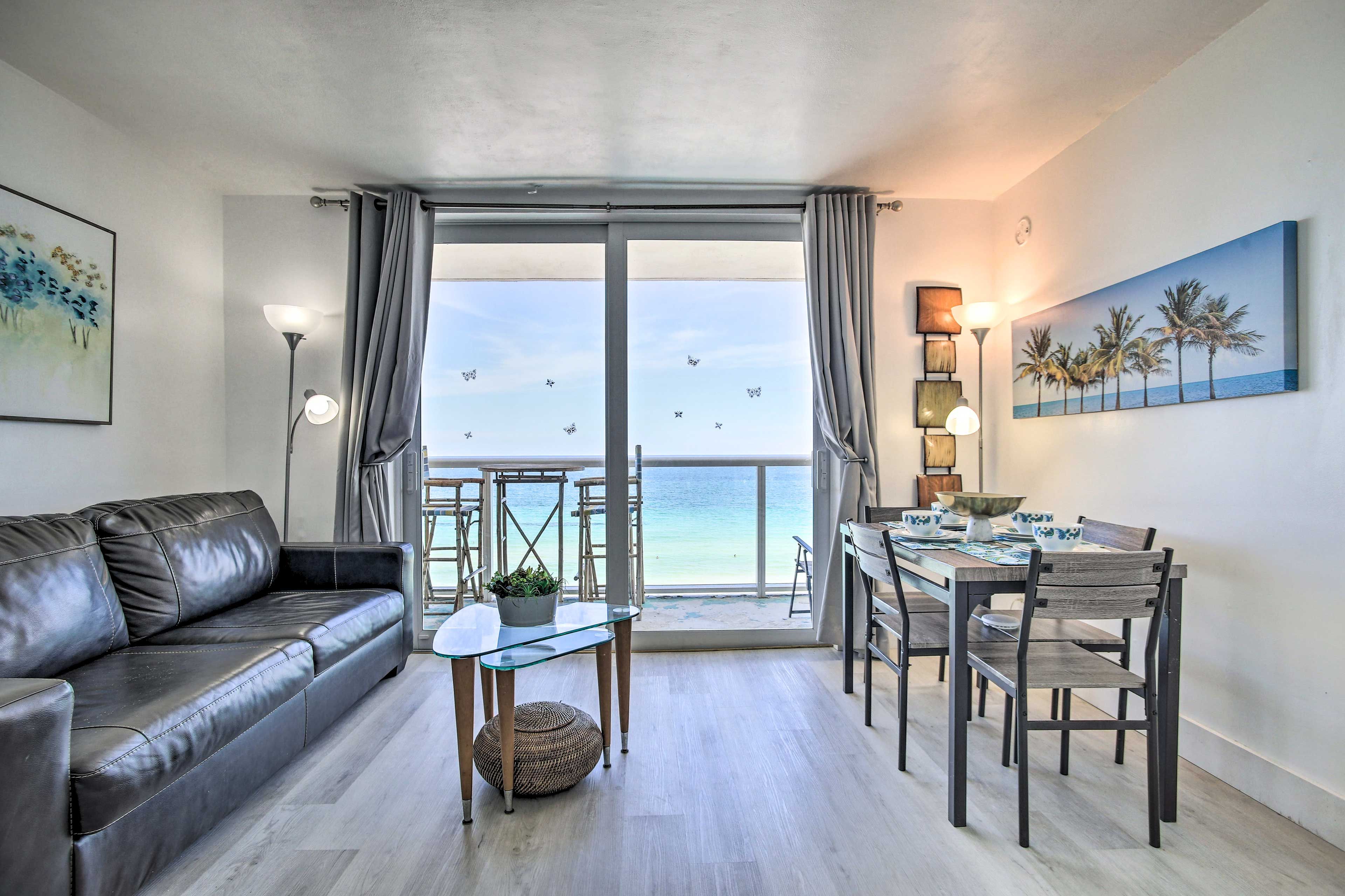 Living Area | Central Air Conditioning | Free WiFi | Cable TV